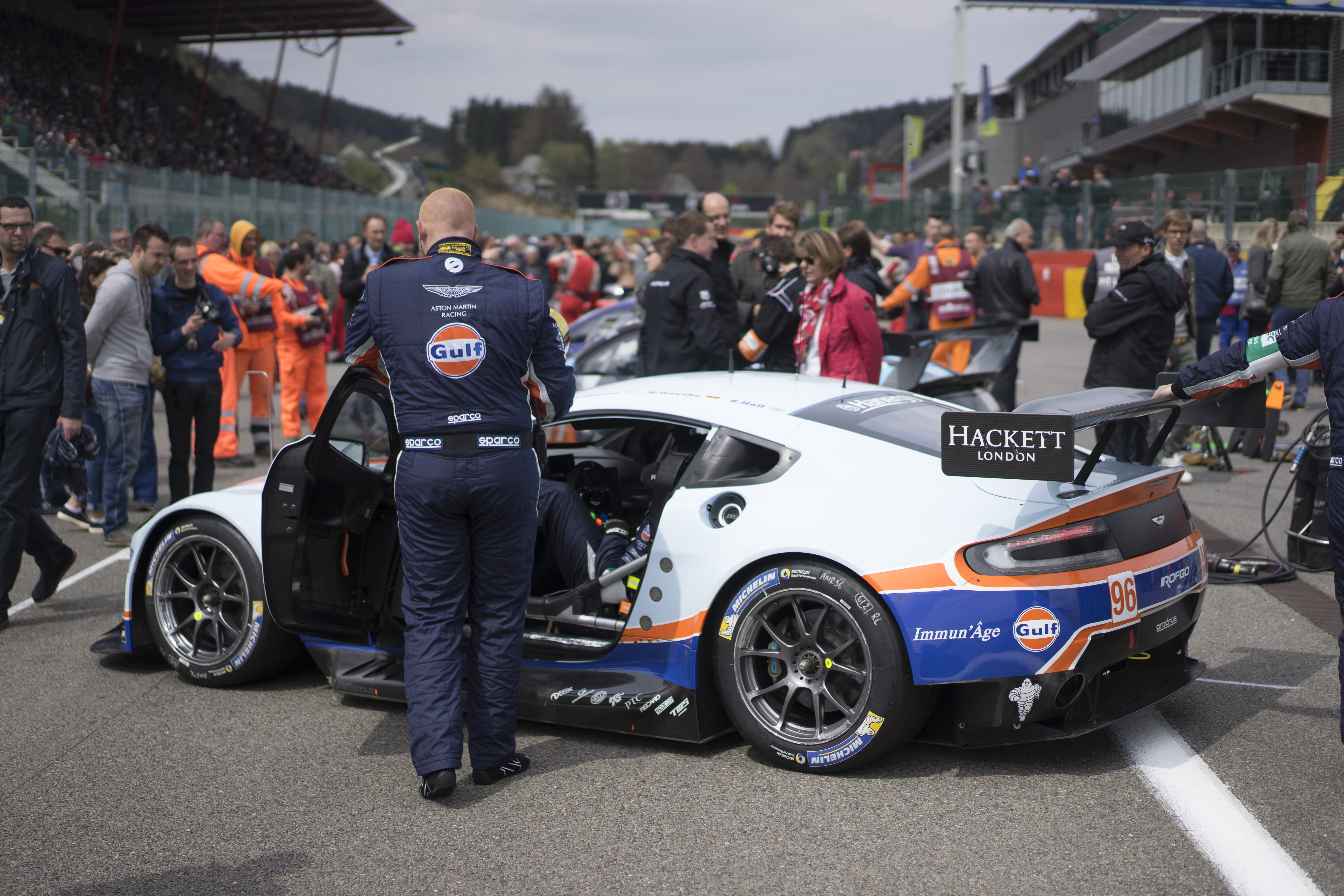 Olie vullen, banden nabehandelen, maar vooral cht meekijken met een van de succesvolste GTE Pro en GTE Am teams: Aston Martin Racing. Kijk mee achter de schermen!