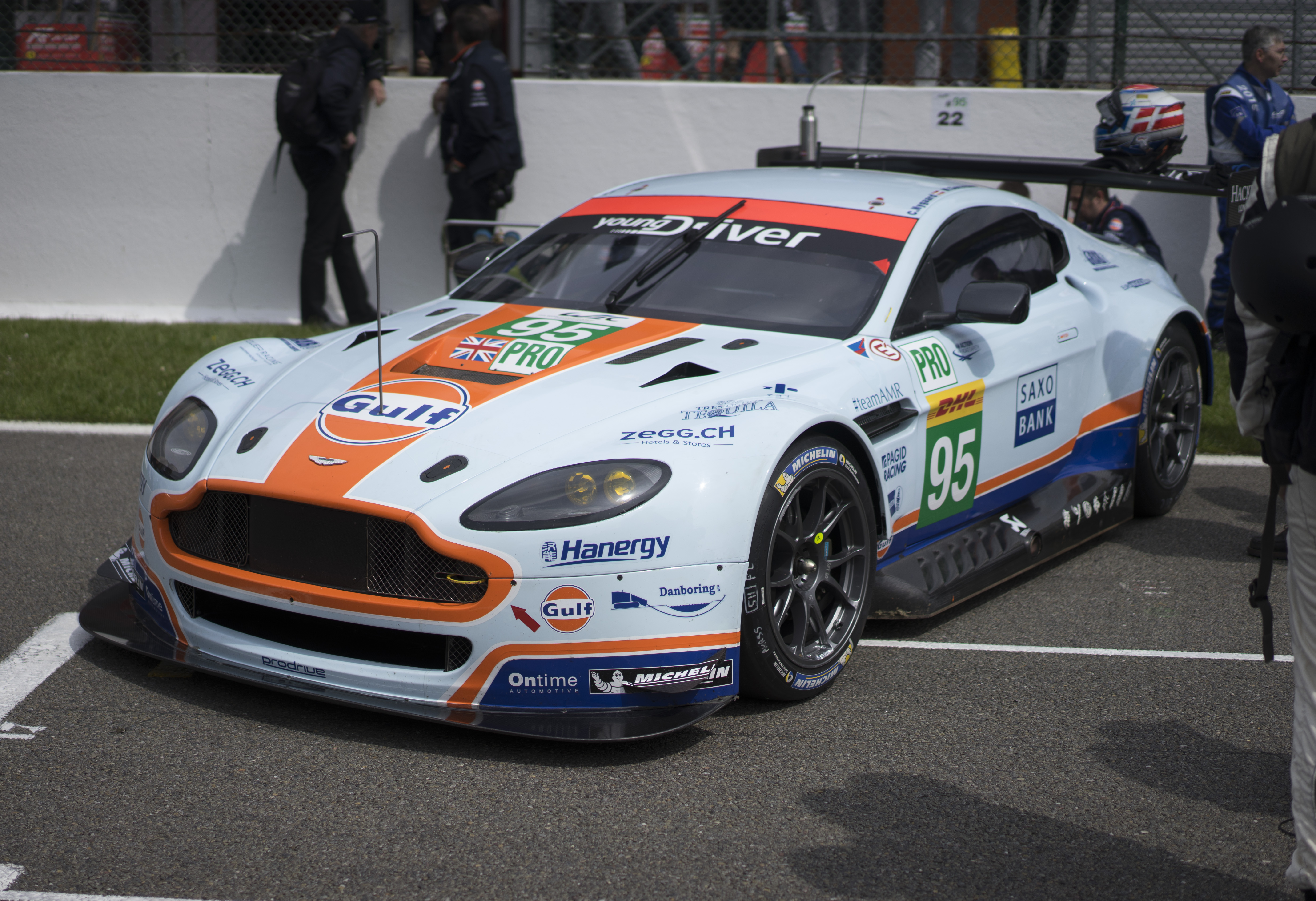 Olie vullen, banden nabehandelen, maar vooral cht meekijken met een van de succesvolste GTE Pro en GTE Am teams: Aston Martin Racing. Kijk mee achter de schermen!