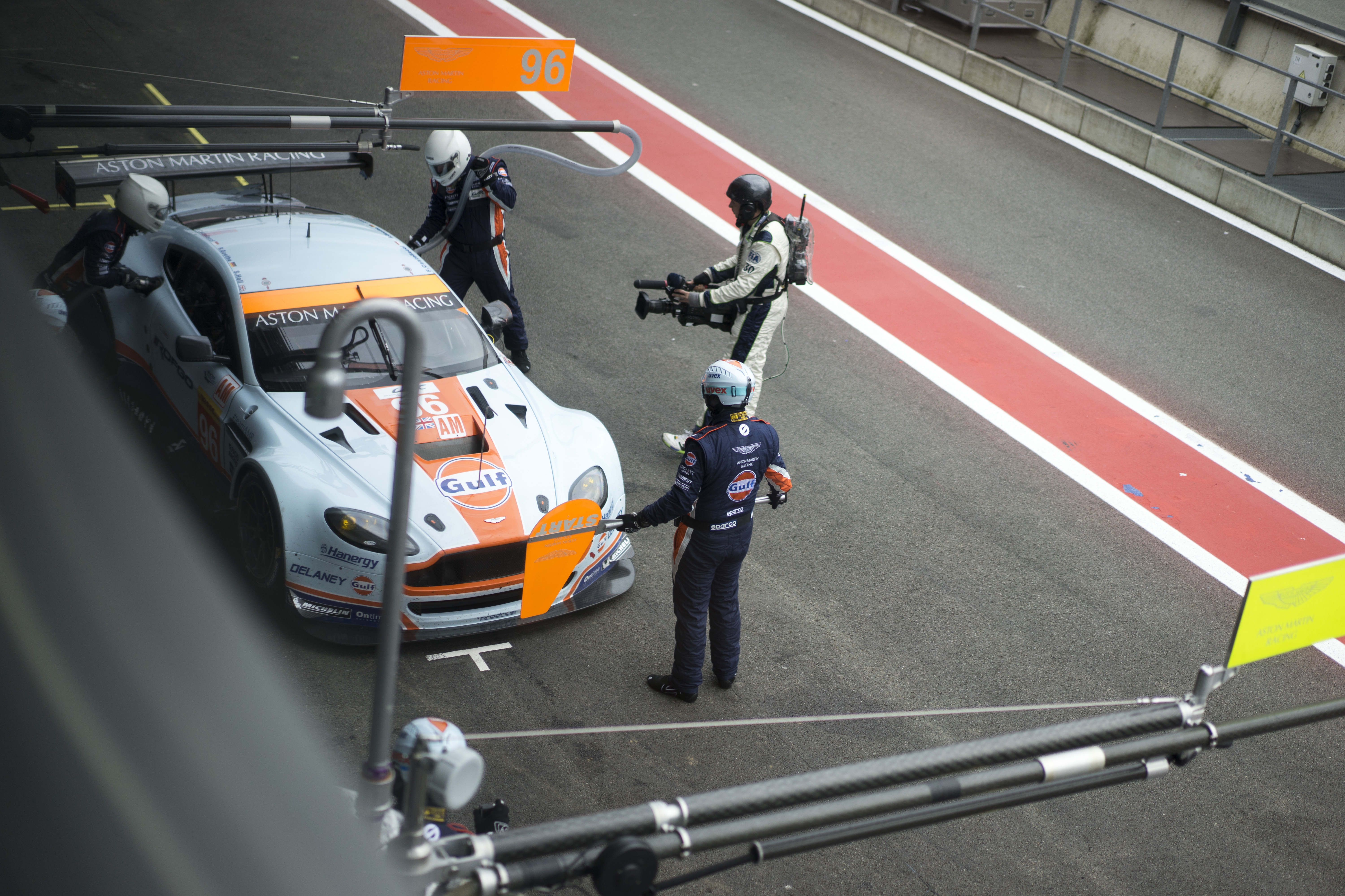 Olie vullen, banden nabehandelen, maar vooral cht meekijken met een van de succesvolste GTE Pro en GTE Am teams: Aston Martin Racing. Kijk mee achter de schermen!