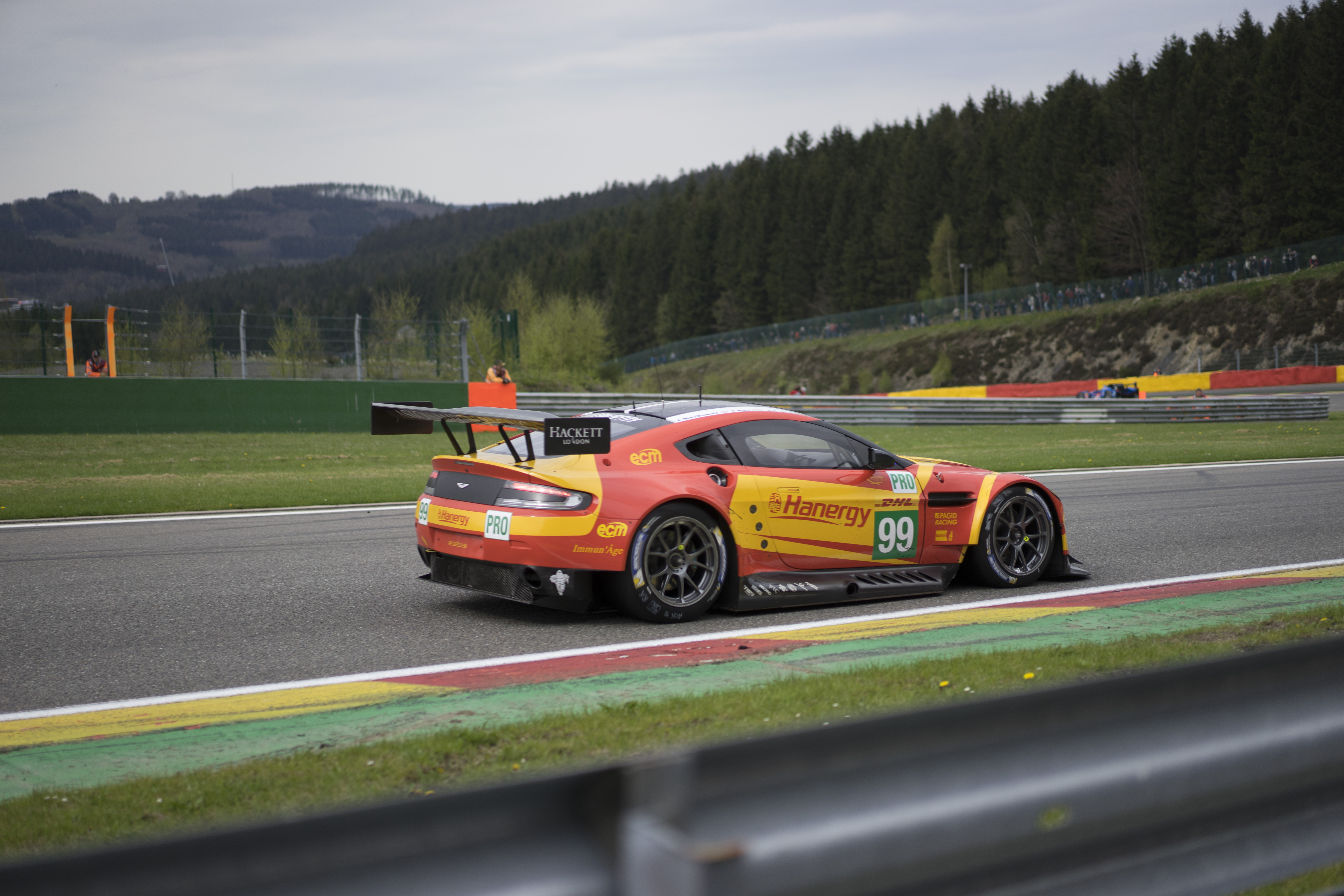 Olie vullen, banden nabehandelen, maar vooral cht meekijken met een van de succesvolste GTE Pro en GTE Am teams: Aston Martin Racing. Kijk mee achter de schermen!