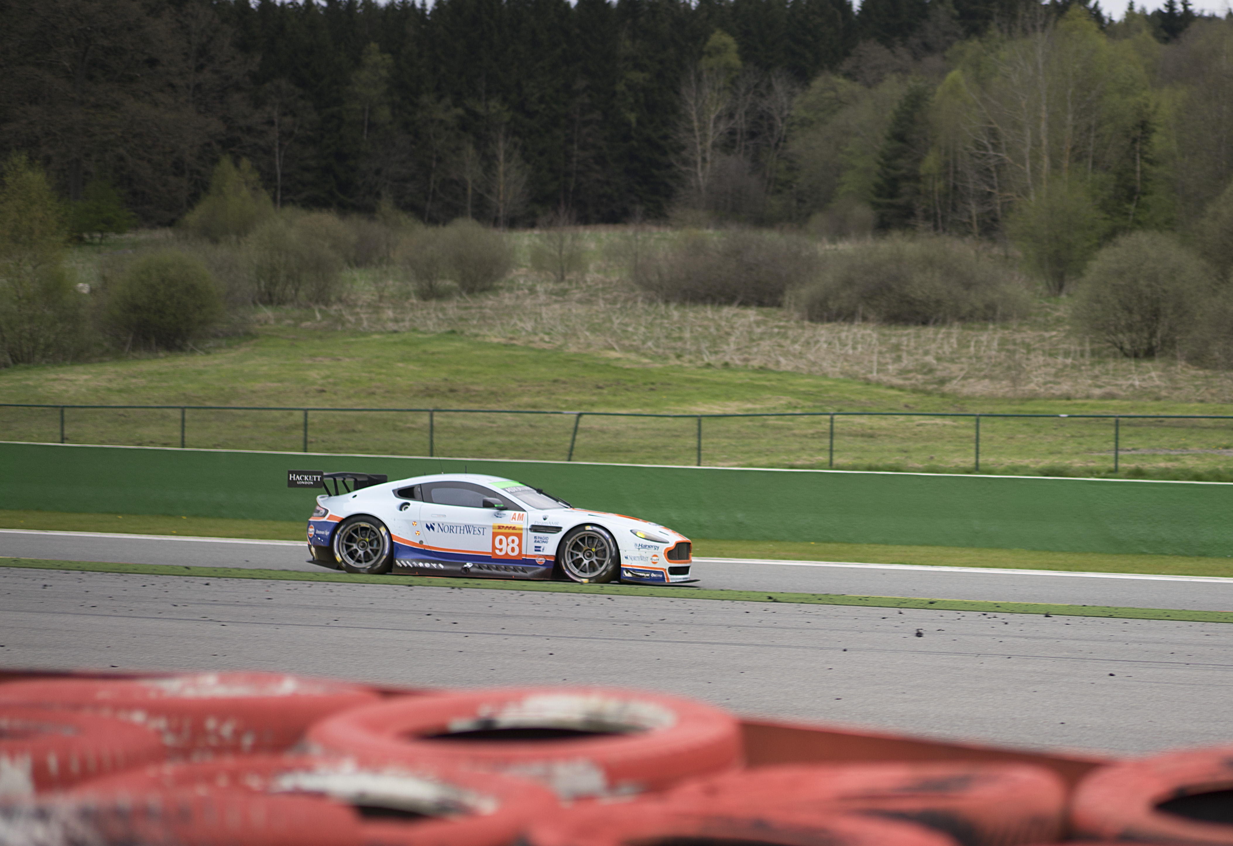 Olie vullen, banden nabehandelen, maar vooral cht meekijken met een van de succesvolste GTE Pro en GTE Am teams: Aston Martin Racing. Kijk mee achter de schermen!