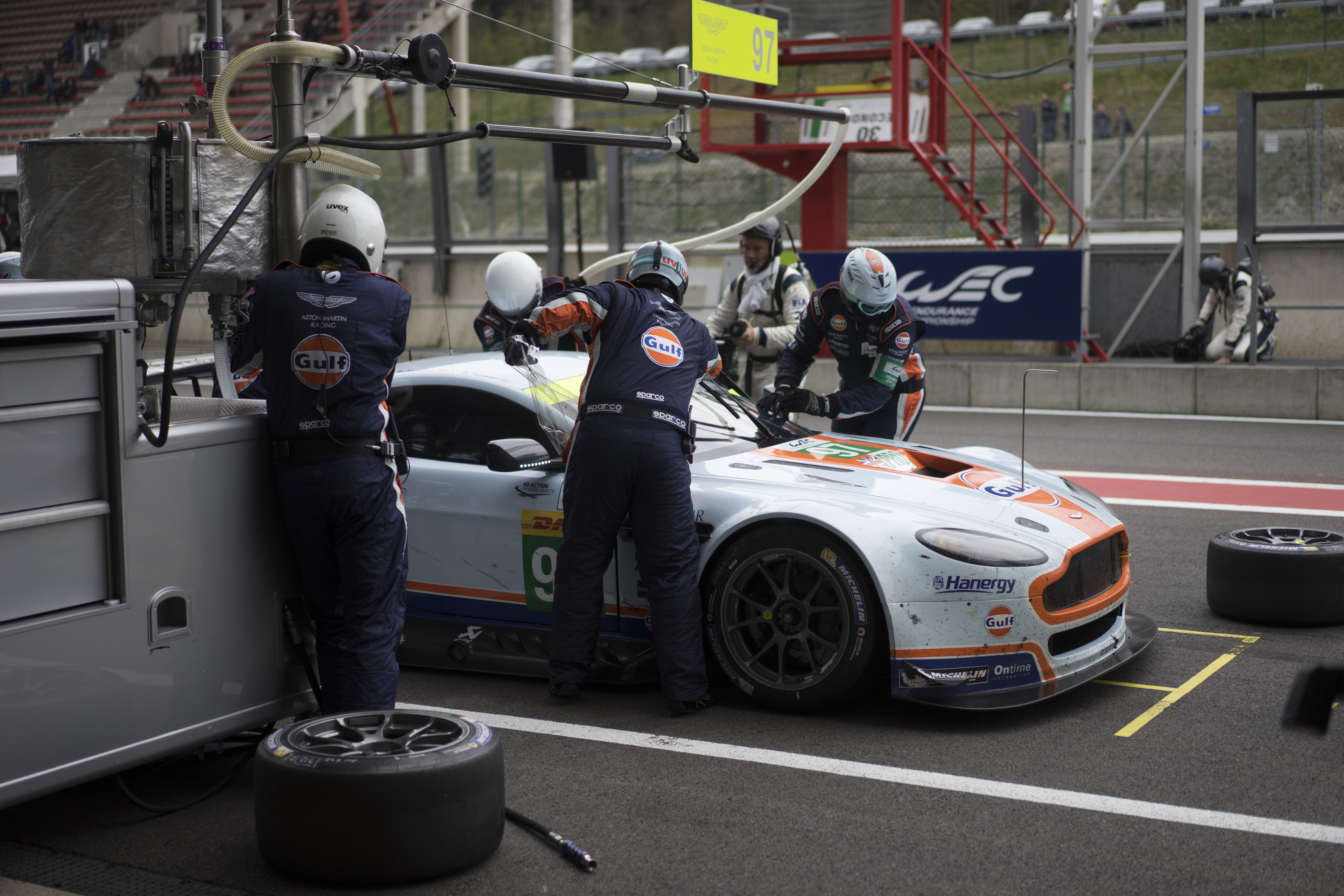 Olie vullen, banden nabehandelen, maar vooral cht meekijken met een van de succesvolste GTE Pro en GTE Am teams: Aston Martin Racing. Kijk mee achter de schermen!
