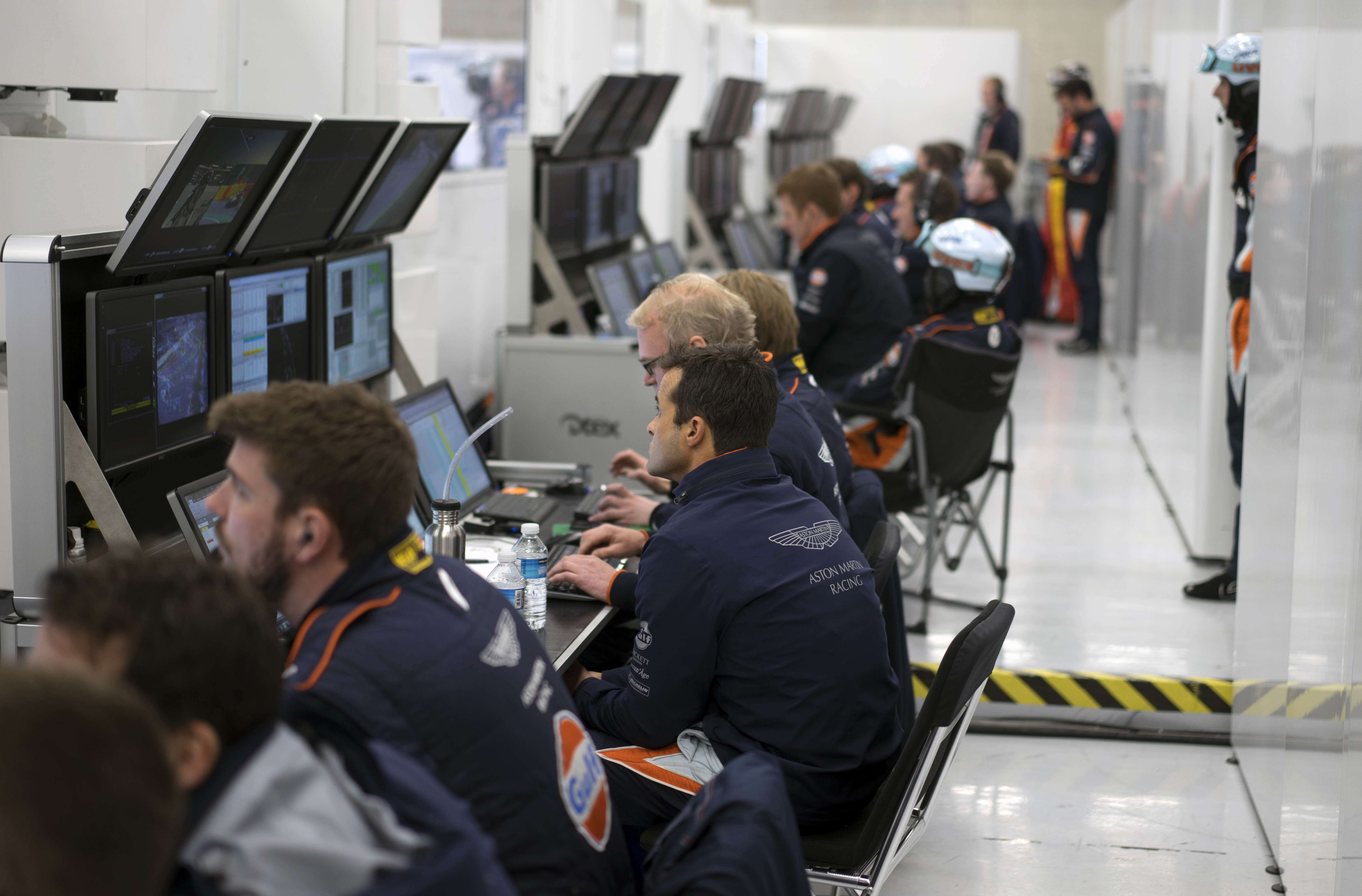 Olie vullen, banden nabehandelen, maar vooral cht meekijken met een van de succesvolste GTE Pro en GTE Am teams: Aston Martin Racing. Kijk mee achter de schermen!