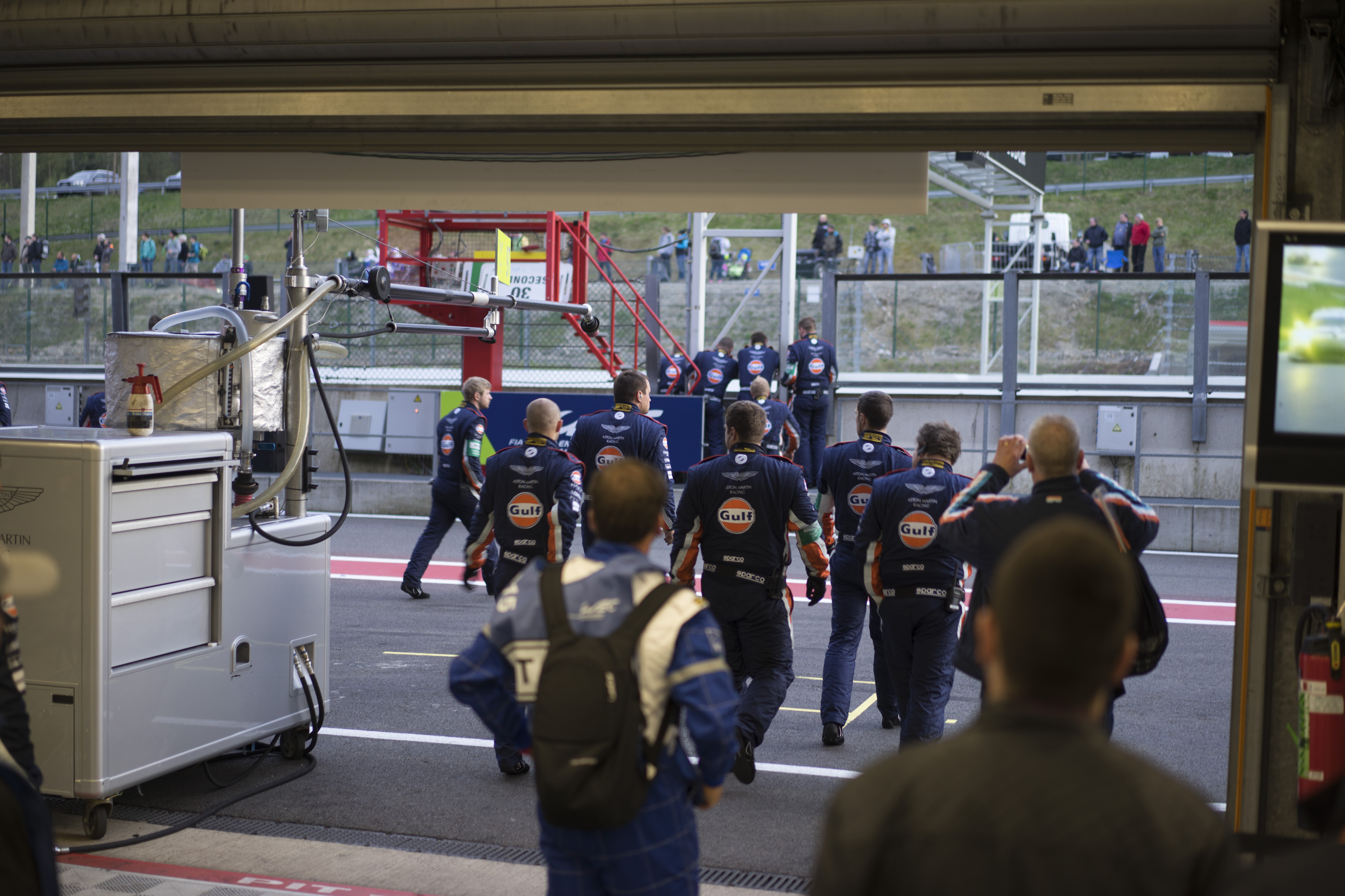 Olie vullen, banden nabehandelen, maar vooral cht meekijken met een van de succesvolste GTE Pro en GTE Am teams: Aston Martin Racing. Kijk mee achter de schermen!