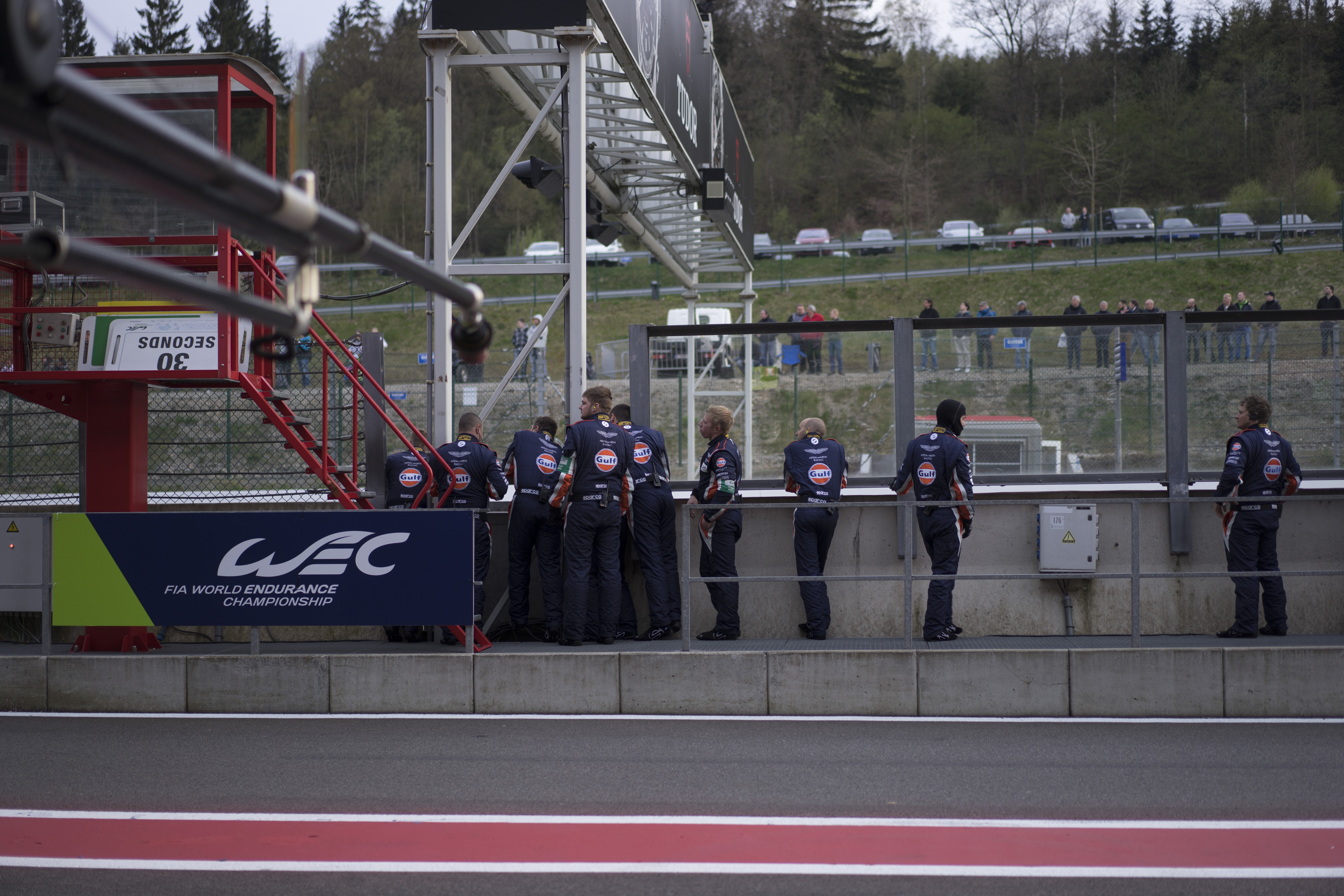 Olie vullen, banden nabehandelen, maar vooral cht meekijken met een van de succesvolste GTE Pro en GTE Am teams: Aston Martin Racing. Kijk mee achter de schermen!