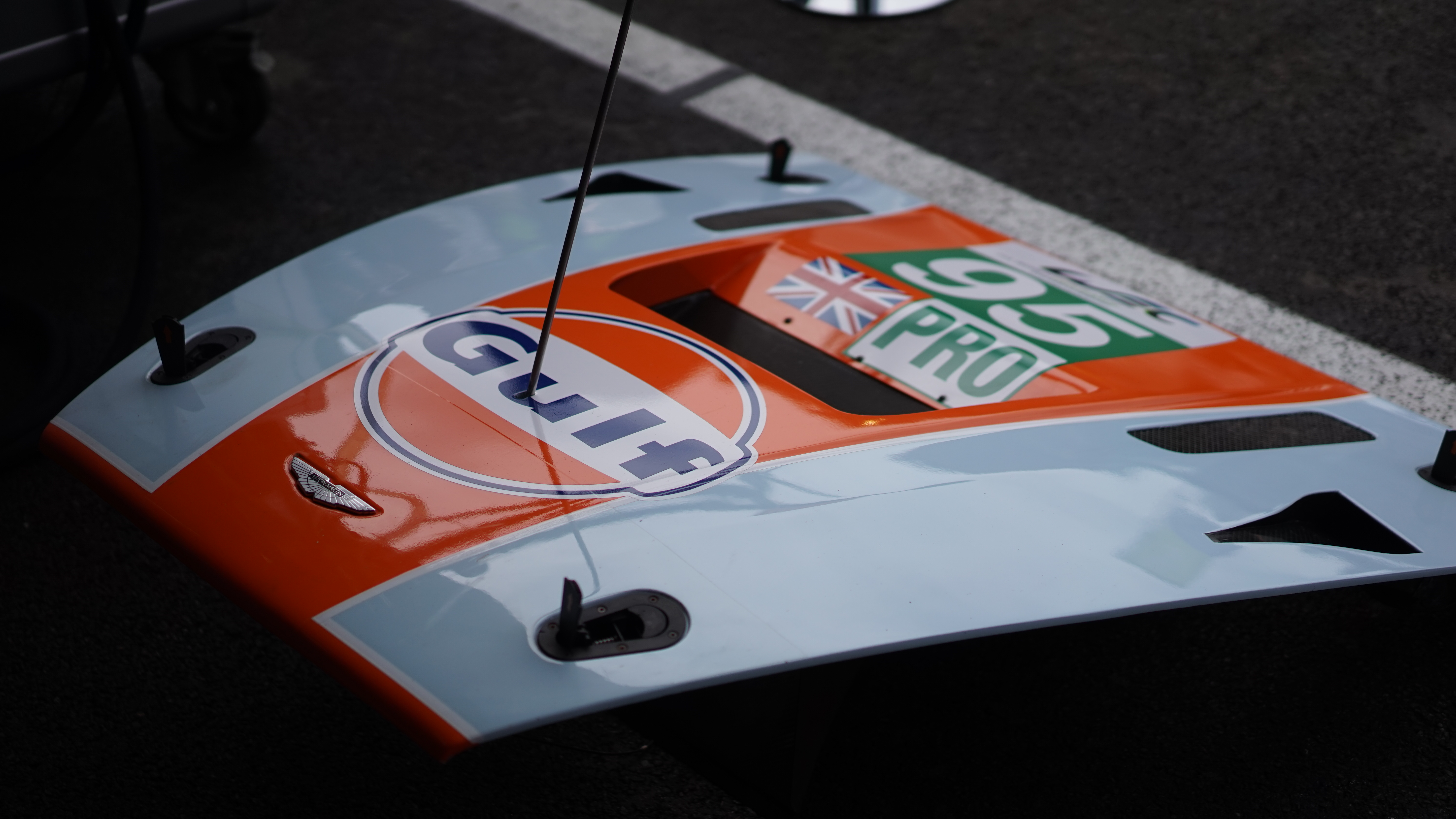 Olie vullen, banden nabehandelen, maar vooral cht meekijken met een van de succesvolste GTE Pro en GTE Am teams: Aston Martin Racing. Kijk mee achter de schermen!