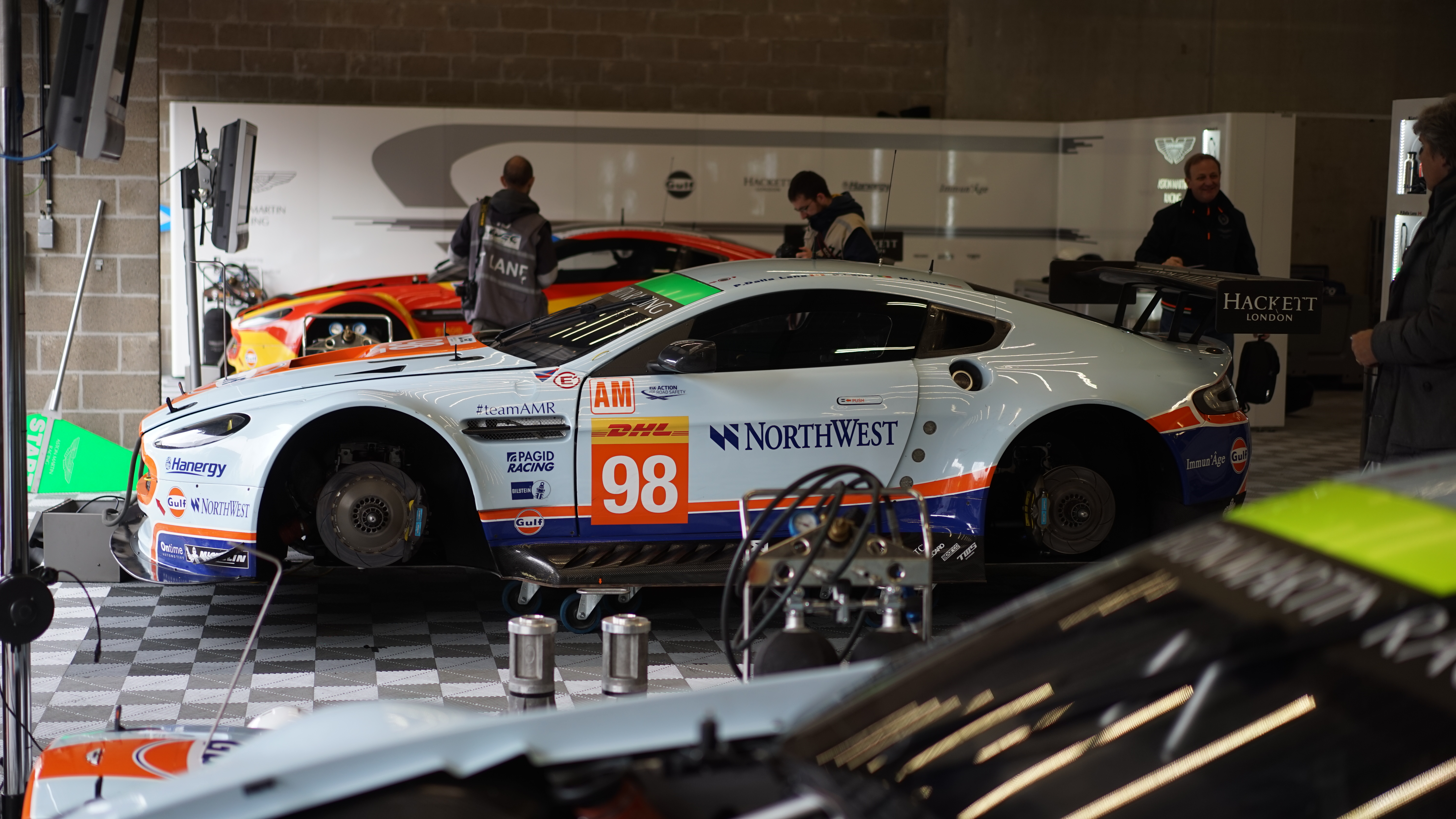 Olie vullen, banden nabehandelen, maar vooral cht meekijken met een van de succesvolste GTE Pro en GTE Am teams: Aston Martin Racing. Kijk mee achter de schermen!