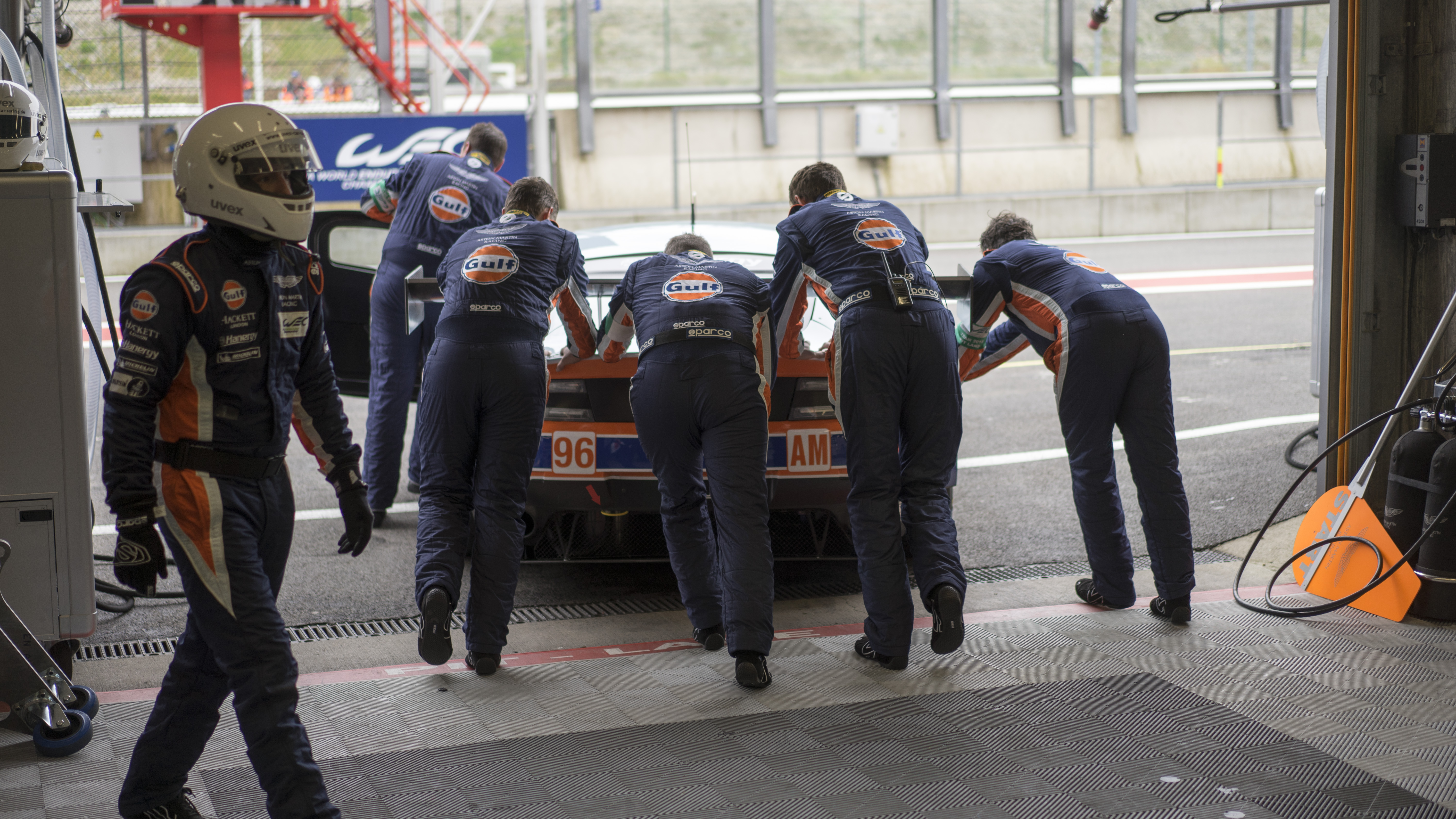 Olie vullen, banden nabehandelen, maar vooral cht meekijken met een van de succesvolste GTE Pro en GTE Am teams: Aston Martin Racing. Kijk mee achter de schermen!