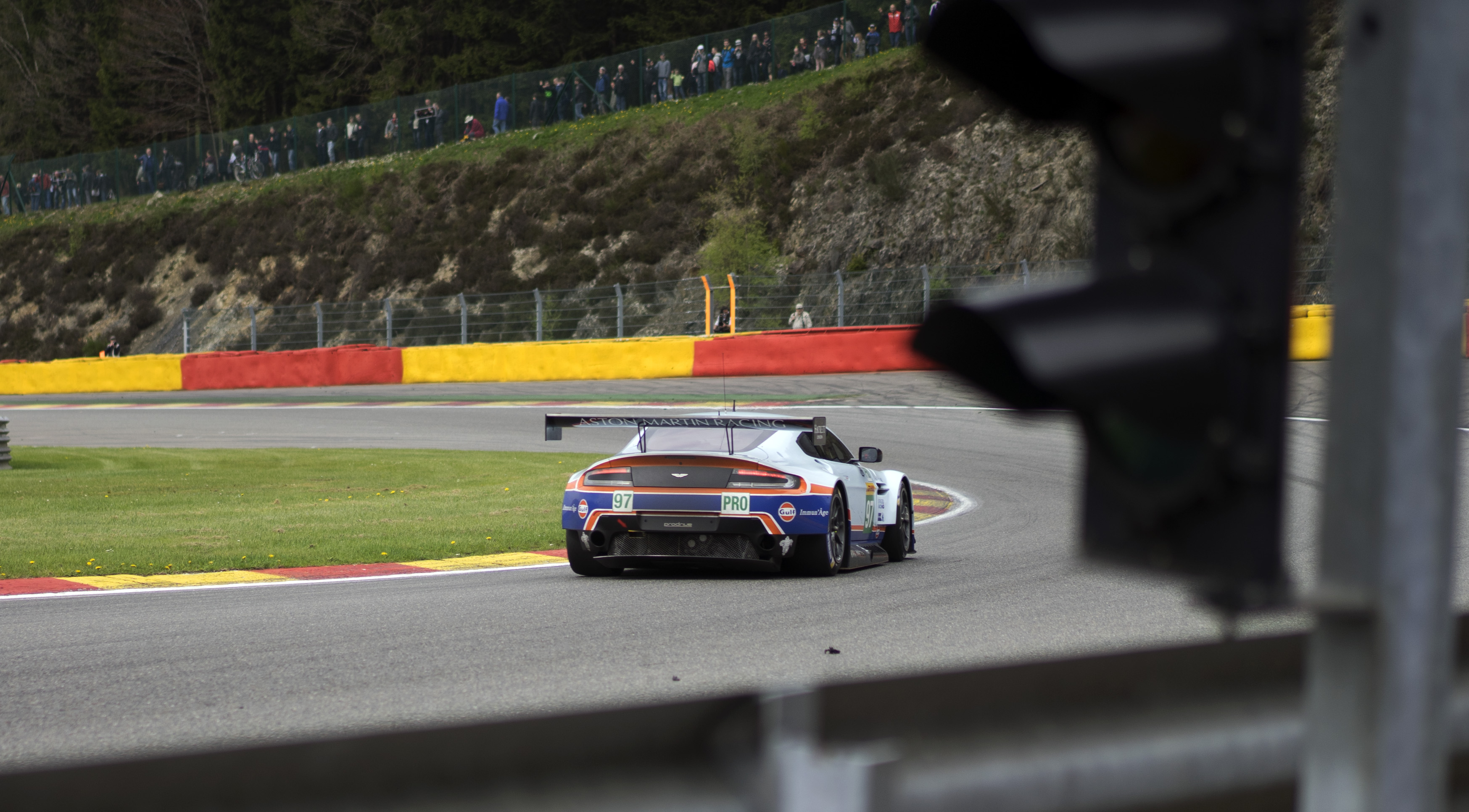 Olie vullen, banden nabehandelen, maar vooral cht meekijken met een van de succesvolste GTE Pro en GTE Am teams: Aston Martin Racing. Kijk mee achter de schermen!