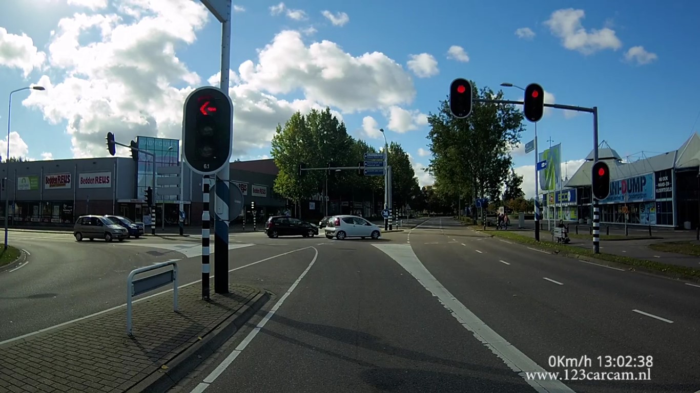 Je ziet het steeds vaker: dashcams. Leuk voor vermaak, handig als bewijsmateriaal bij een ongeval of voor de verzekering. Een kijkje bij de verschillende functies van en soorten in dashcams.