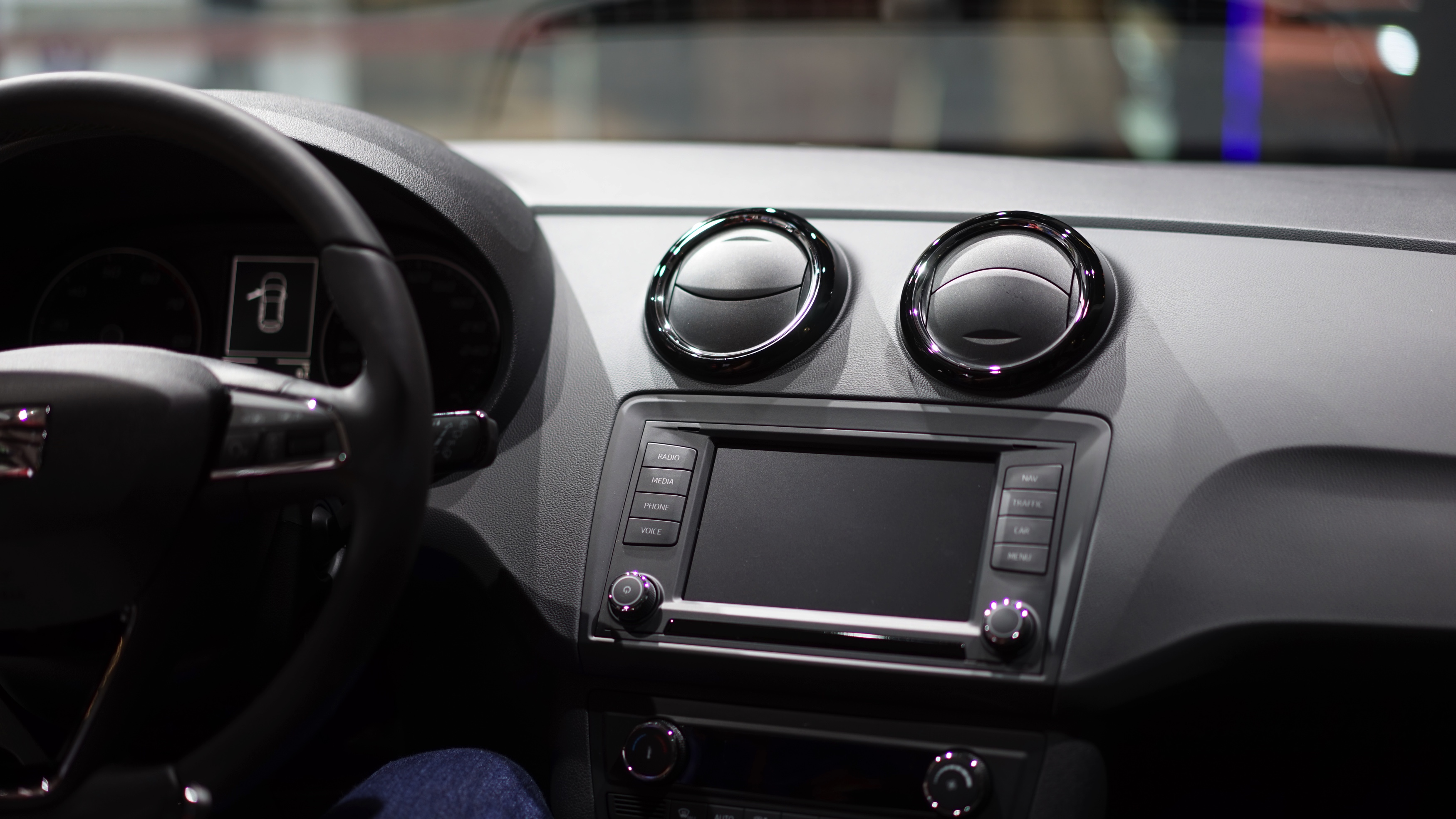 De Seat Ibiza mag dan uiterlijk vrij weinig verschillen van het huidige model, van binnen is het een ander verhaal. Op de Barcelona Motor Show stapten we in.