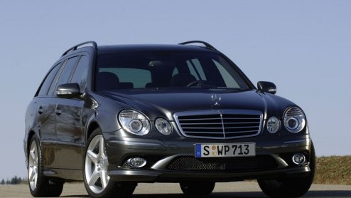 Wie de E-klasse AMG helemaal te gek vindt, maar het te lang vindt duren voordat hij geleverd wordt, is er nu het AMG sportpakket. De Mercedes wordt dan geen echte AMG, maar hij lijkt er in ieder geval