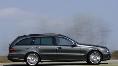 Wie de E-klasse AMG helemaal te gek vindt, maar het te lang vindt duren voordat hij geleverd wordt, is er nu het AMG sportpakket. De Mercedes wordt dan geen echte AMG, maar hij lijkt er in ieder geval