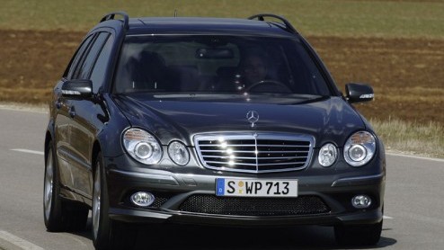 Wie de E-klasse AMG helemaal te gek vindt, maar het te lang vindt duren voordat hij geleverd wordt, is er nu het AMG sportpakket. De Mercedes wordt dan geen echte AMG, maar hij lijkt er in ieder geval