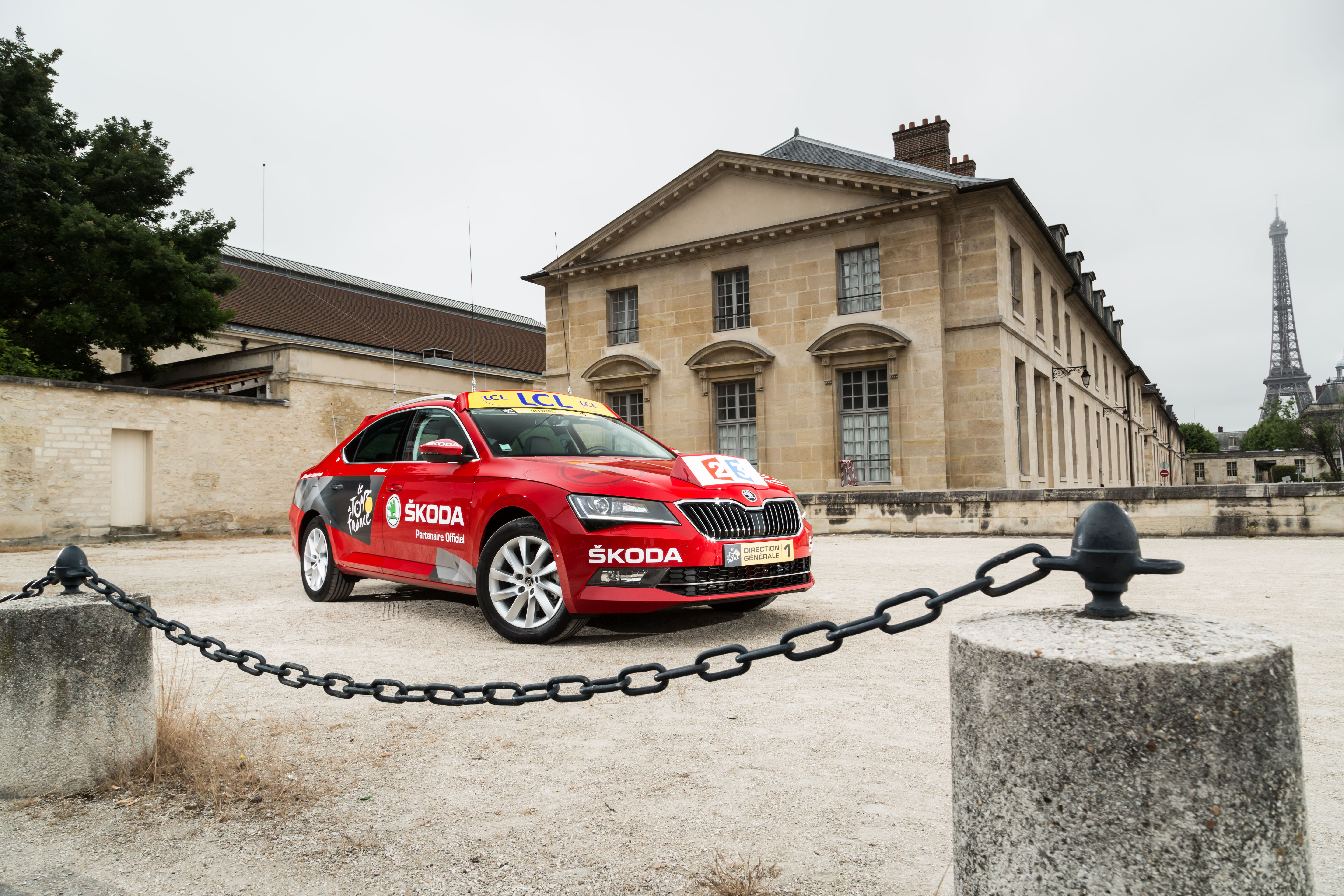 Lachende kinderen, zwaaiende ouderen en tientallen fotos. We reden een rondje door Parijs in de Skoda Superb die binnenkort wekenlang aan de kop van de Tour de France rijdt.