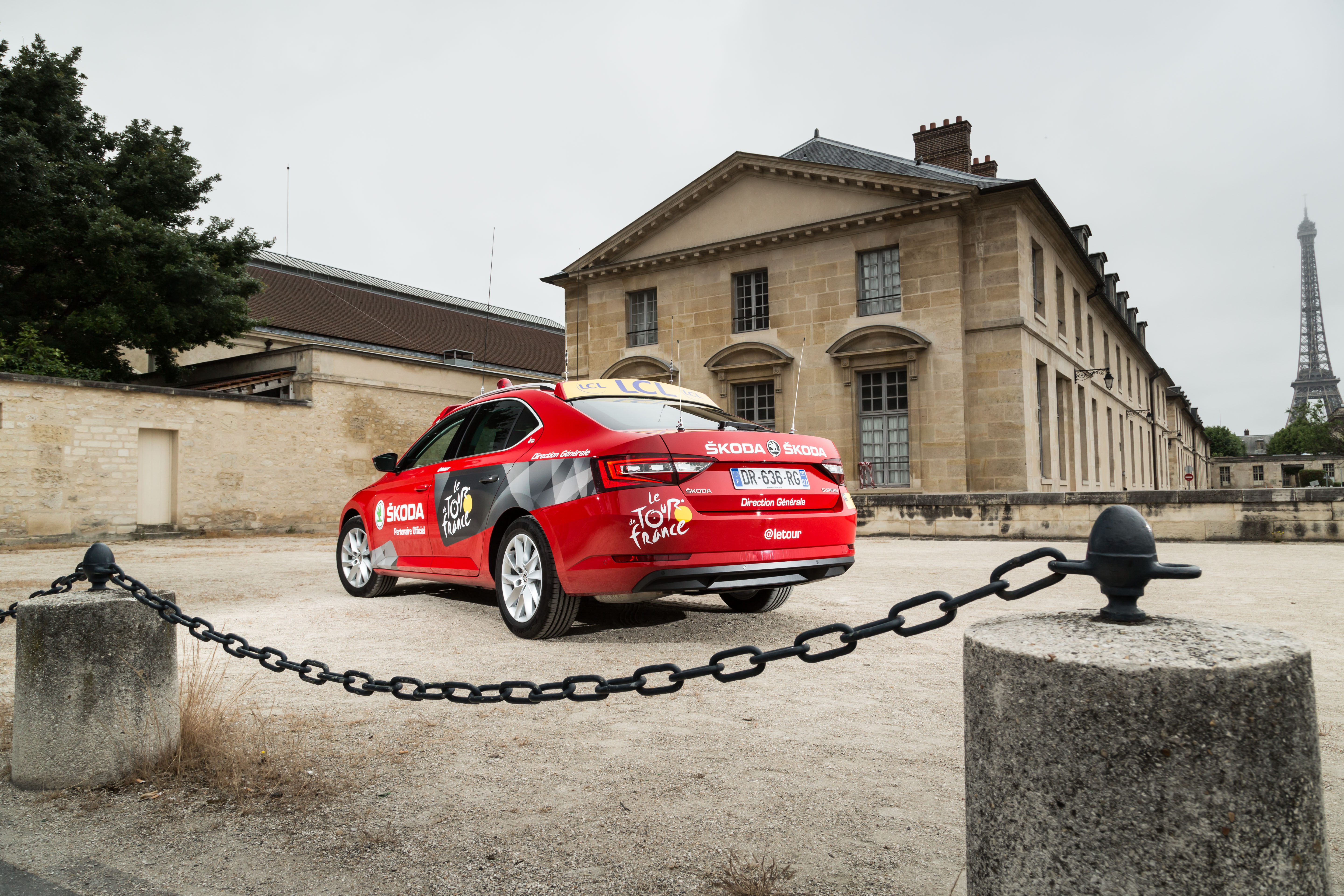 Lachende kinderen, zwaaiende ouderen en tientallen fotos. We reden een rondje door Parijs in de Skoda Superb die binnenkort wekenlang aan de kop van de Tour de France rijdt.