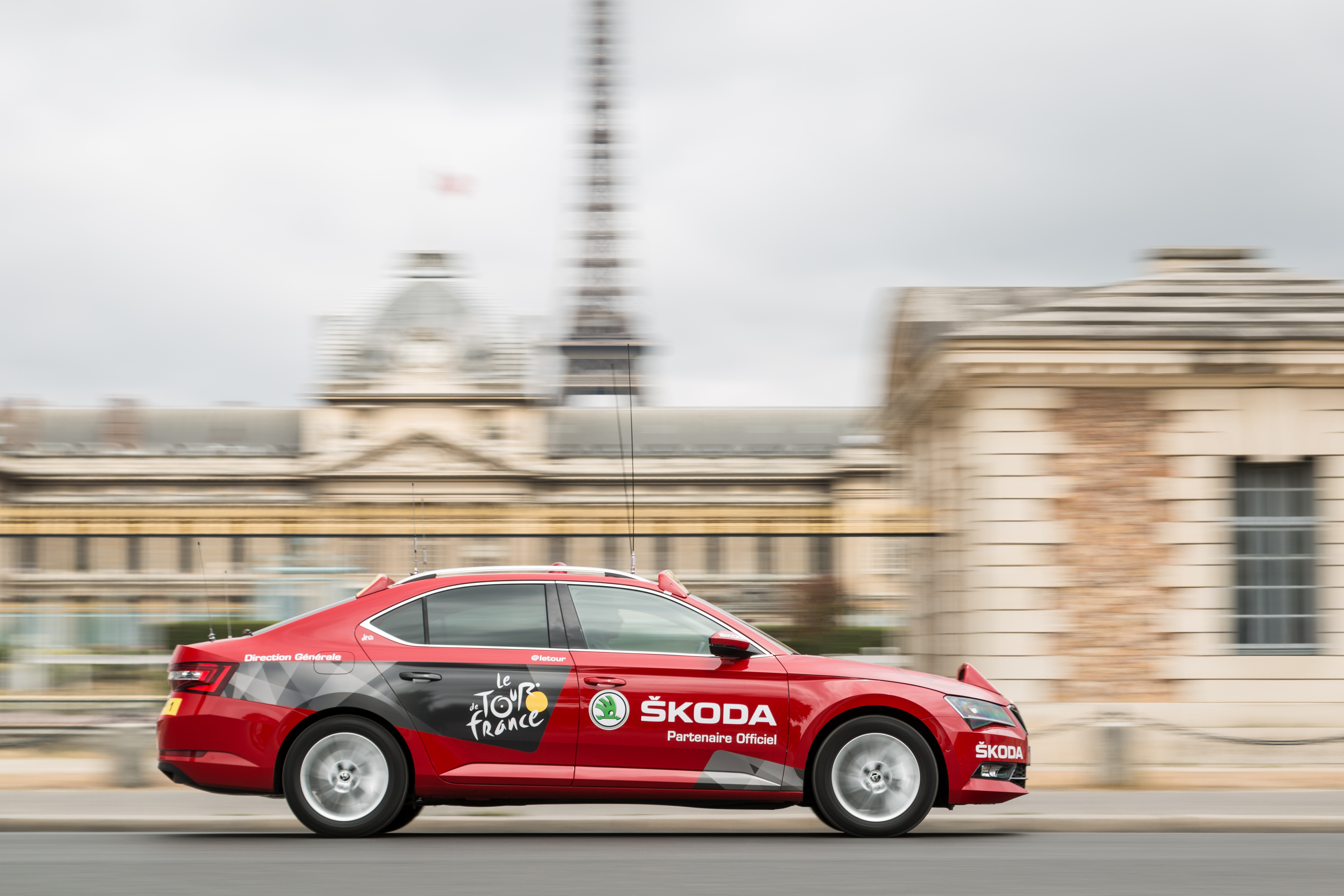 Lachende kinderen, zwaaiende ouderen en tientallen fotos. We reden een rondje door Parijs in de Skoda Superb die binnenkort wekenlang aan de kop van de Tour de France rijdt.