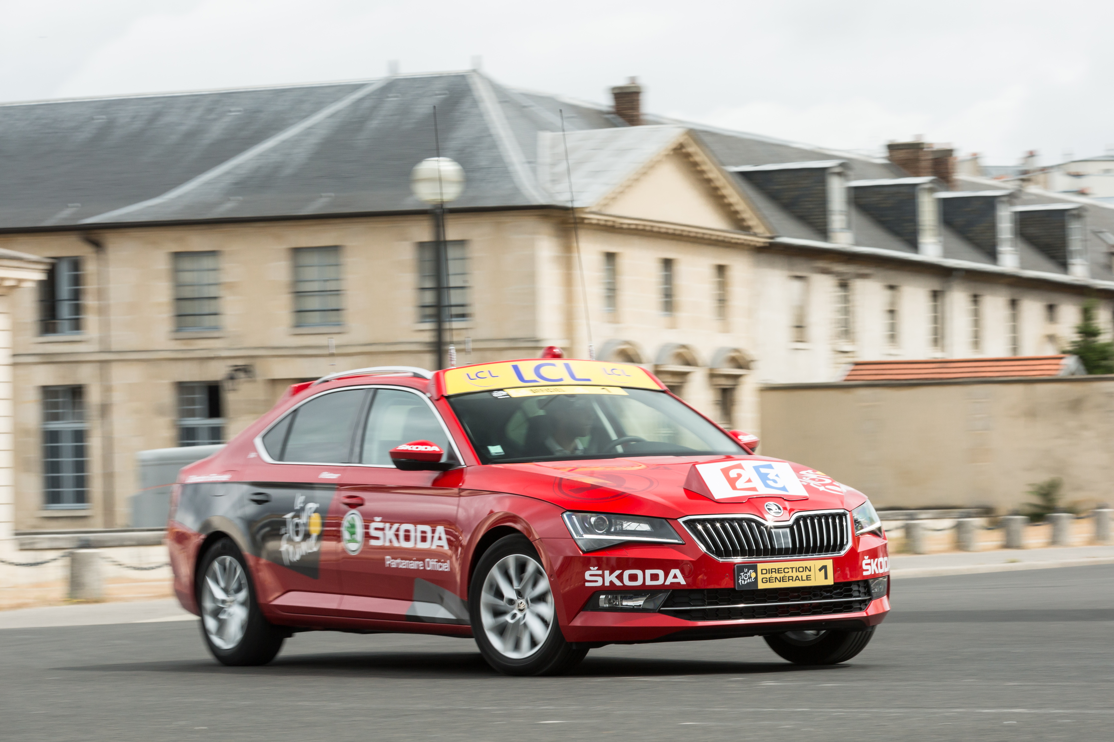 Lachende kinderen, zwaaiende ouderen en tientallen fotos. We reden een rondje door Parijs in de Skoda Superb die binnenkort wekenlang aan de kop van de Tour de France rijdt.