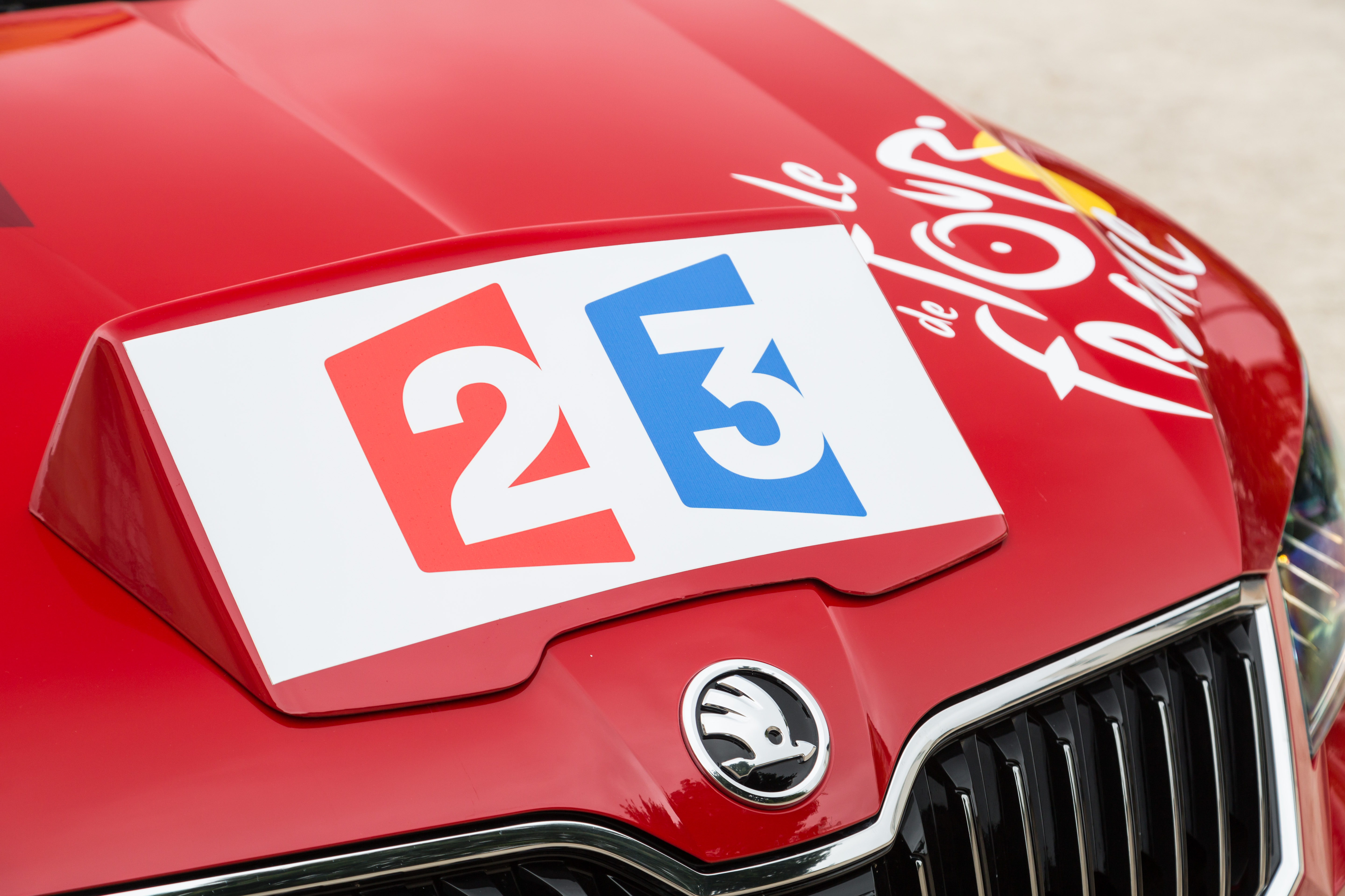 Lachende kinderen, zwaaiende ouderen en tientallen fotos. We reden een rondje door Parijs in de Skoda Superb die binnenkort wekenlang aan de kop van de Tour de France rijdt.