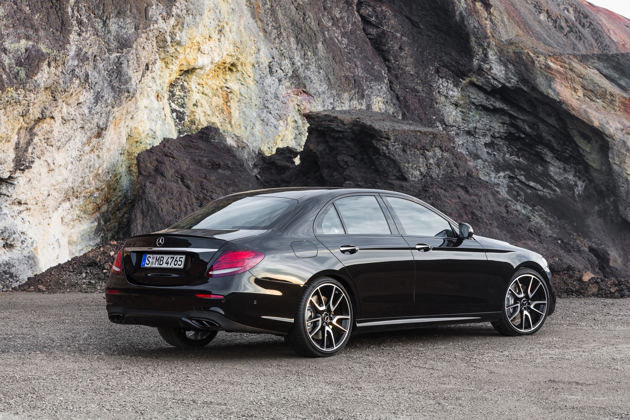 Mercedes-AMG introduceert de eerste AMG-versie van de nieuwe E-Klasse, de E 43 4Matic met 401 pk.