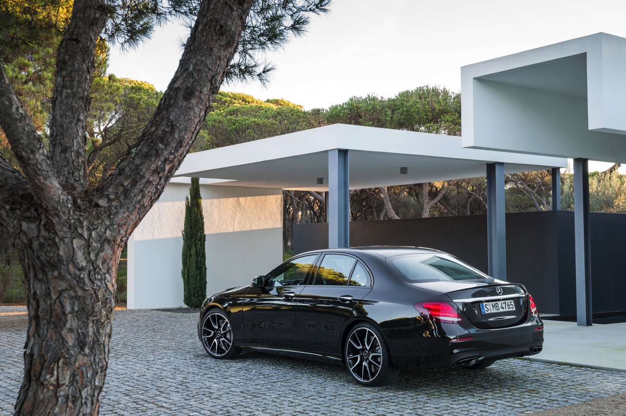 Mercedes-AMG introduceert de eerste AMG-versie van de nieuwe E-Klasse, de E 43 4Matic met 401 pk.