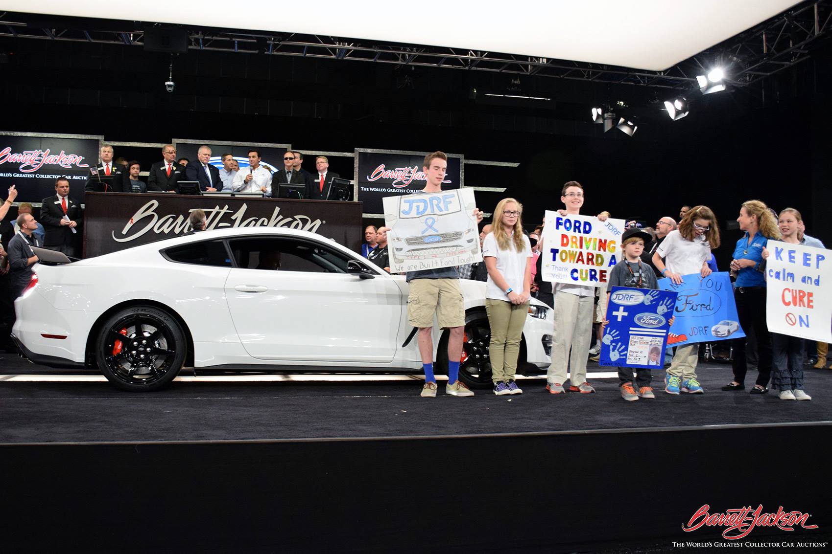 De allereerste Ford Mustang Shelby GT350R is afgelopen weekend onder de hamer gegaan bij veilinghuis Barrett-Jackson. Vorige week in Detroit gepresenteerd en nu al geveild. Voor een recordbedrag.