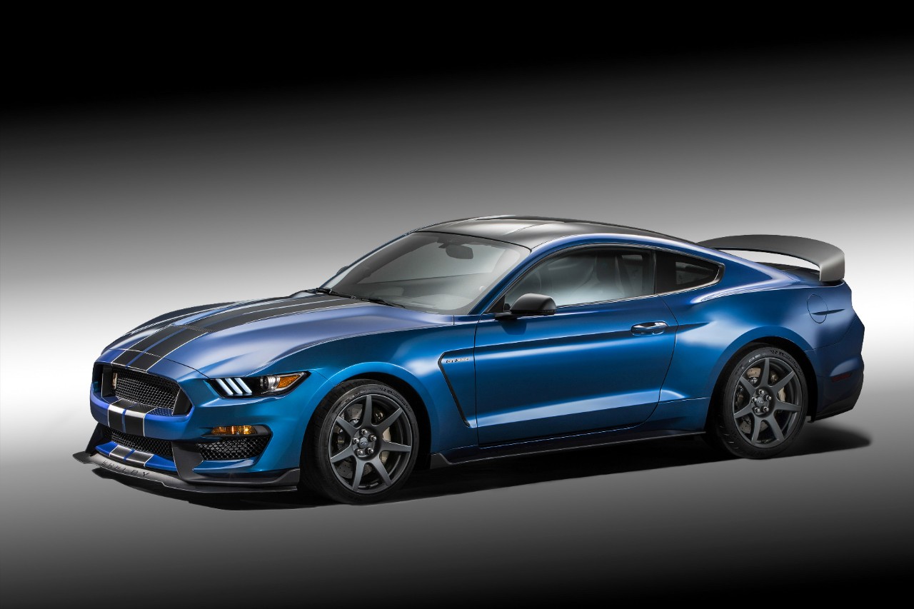 De allereerste Ford Mustang Shelby GT350R is afgelopen weekend onder de hamer gegaan bij veilinghuis Barrett-Jackson. Vorige week in Detroit gepresenteerd en nu al geveild. Voor een recordbedrag.