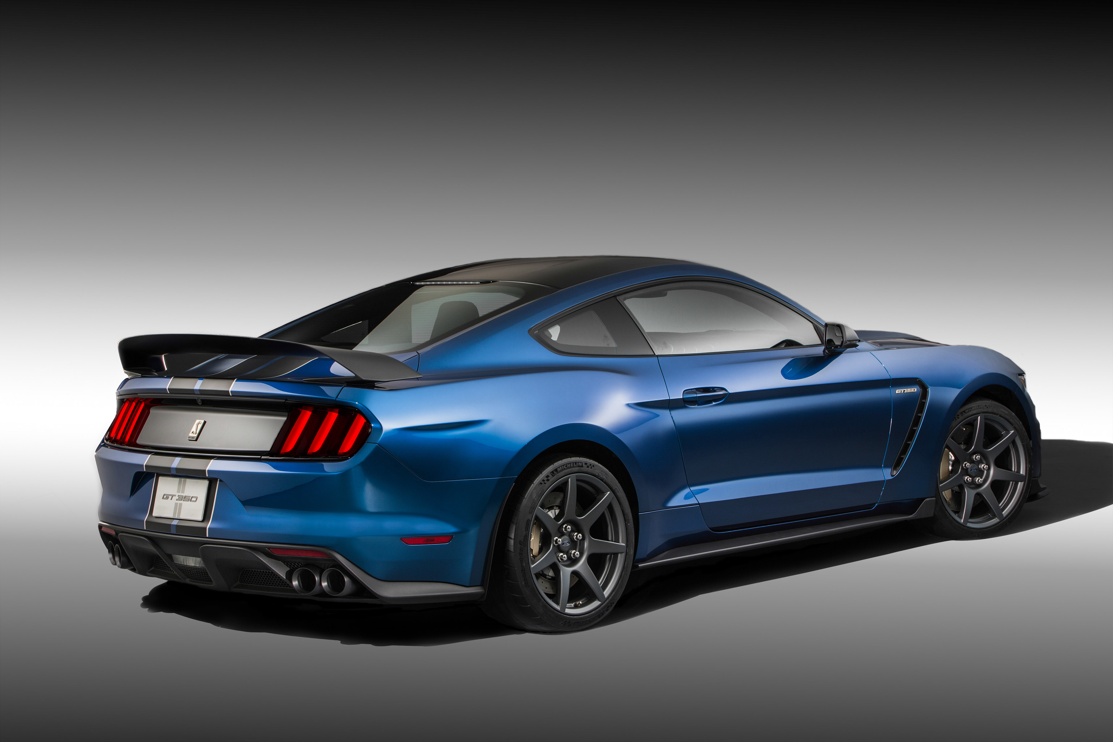 De allereerste Ford Mustang Shelby GT350R is afgelopen weekend onder de hamer gegaan bij veilinghuis Barrett-Jackson. Vorige week in Detroit gepresenteerd en nu al geveild. Voor een recordbedrag.