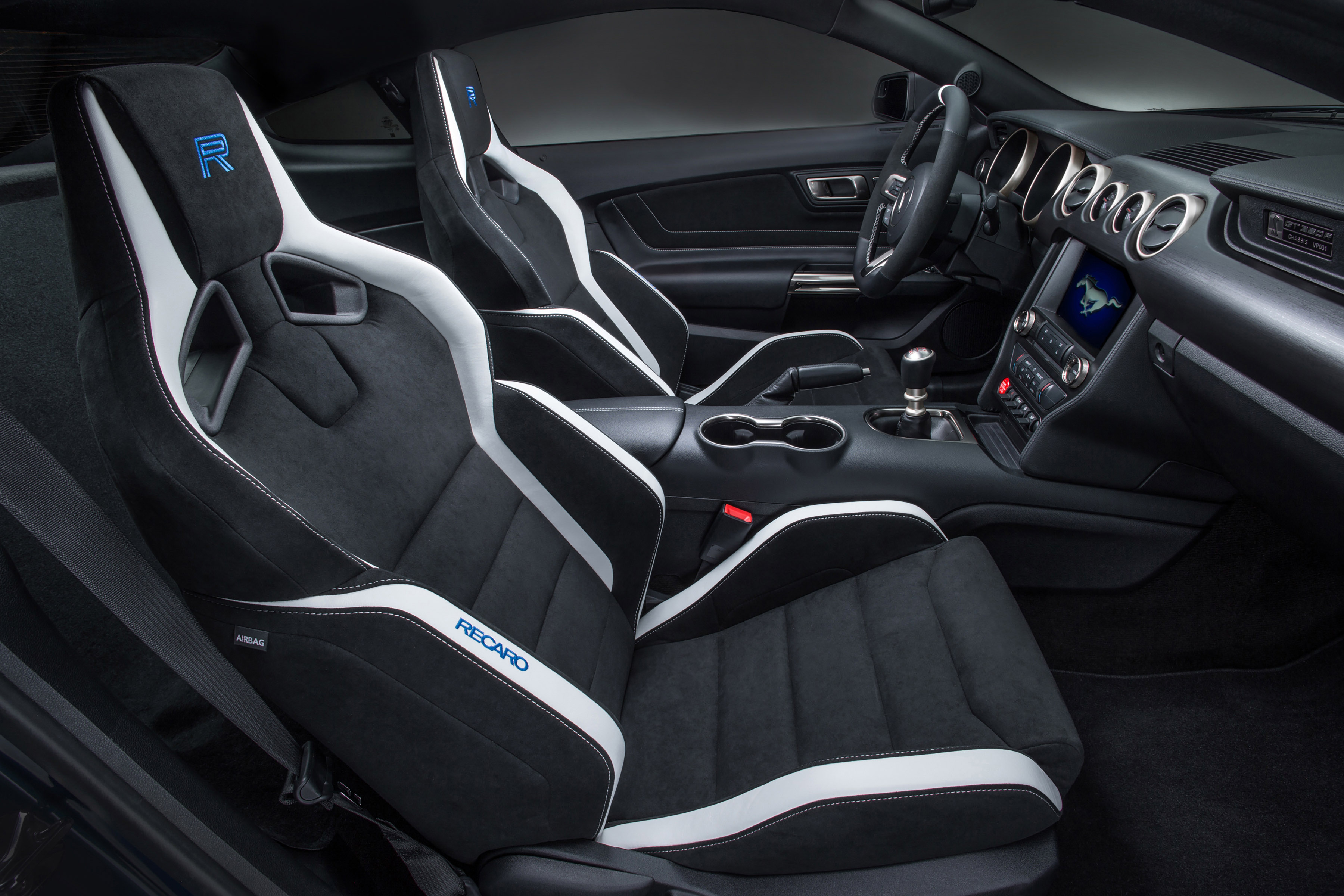 De allereerste Ford Mustang Shelby GT350R is afgelopen weekend onder de hamer gegaan bij veilinghuis Barrett-Jackson. Vorige week in Detroit gepresenteerd en nu al geveild. Voor een recordbedrag.