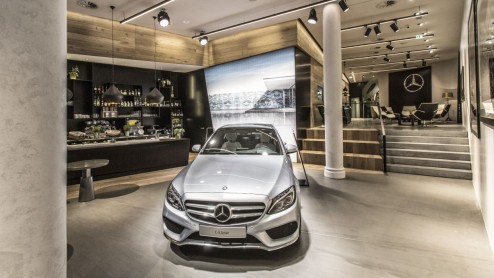 Mercedes-Benz opent eerste Mercedes me Store in Hamburg. Nederland volgt.