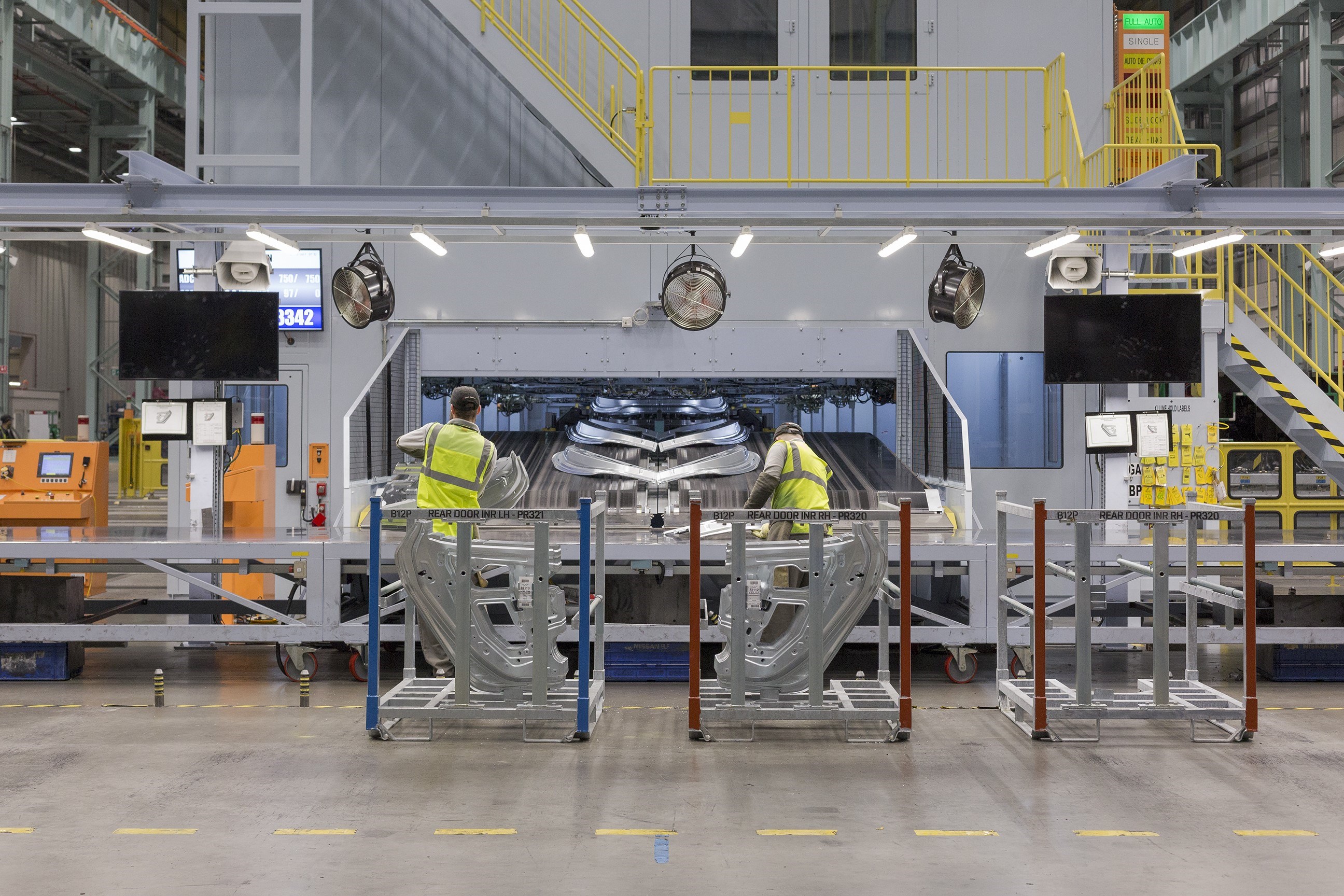 De productie van de Europese versie van de Nissan Leaf in het Britse Sunderland is vandaag gestart.