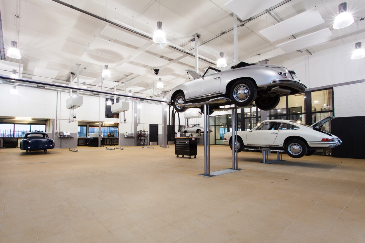 Porsche opent eerst Porsche Classic Center ter wereld in Nederland. Het standalone service center voor onderhoud en restauratie van klassieke Porsches opent in Heteren.