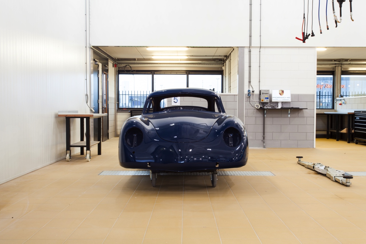 Porsche opent eerst Porsche Classic Center ter wereld in Nederland. Het standalone service center voor onderhoud en restauratie van klassieke Porsches opent in Heteren.