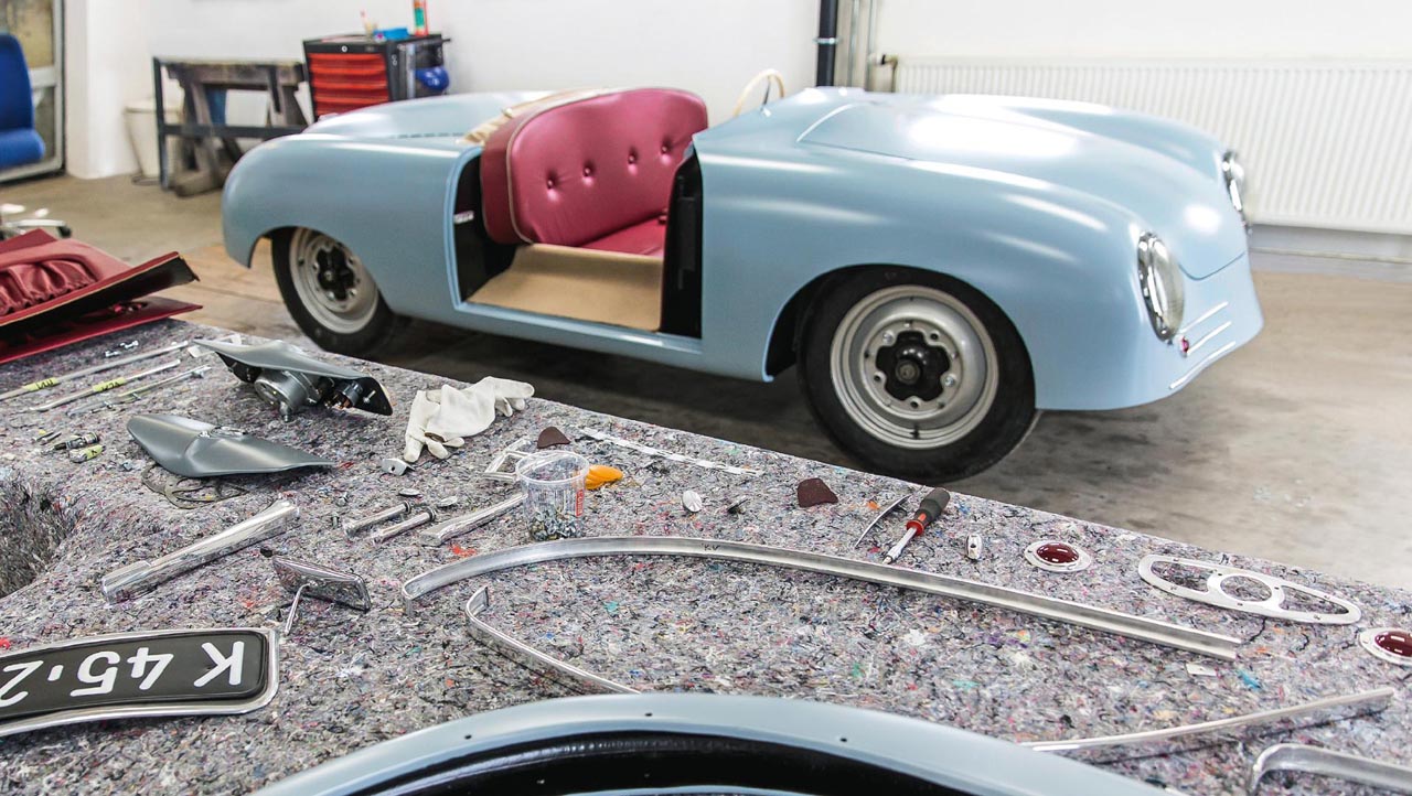 Porsche heeft een replica gebouwd van het allereerste model uit 1948.