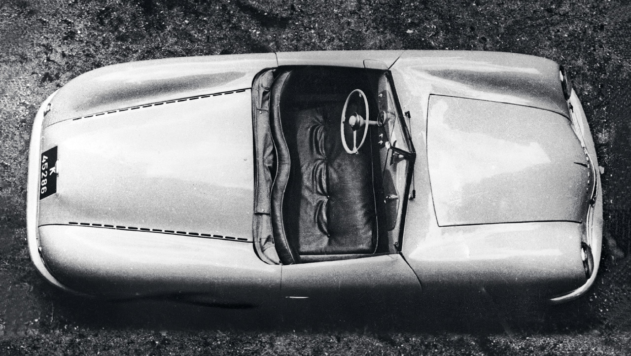 Porsche heeft een replica gebouwd van het allereerste model uit 1948.