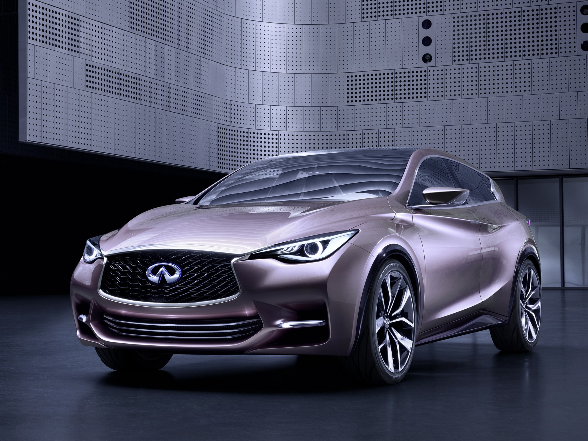 Officieel wordt de auto pas in september getoond op de IAA in Frankfurt, maar nu is er al een eerste afbeelding van Infinitis nieuwe hatchback, de Q30.