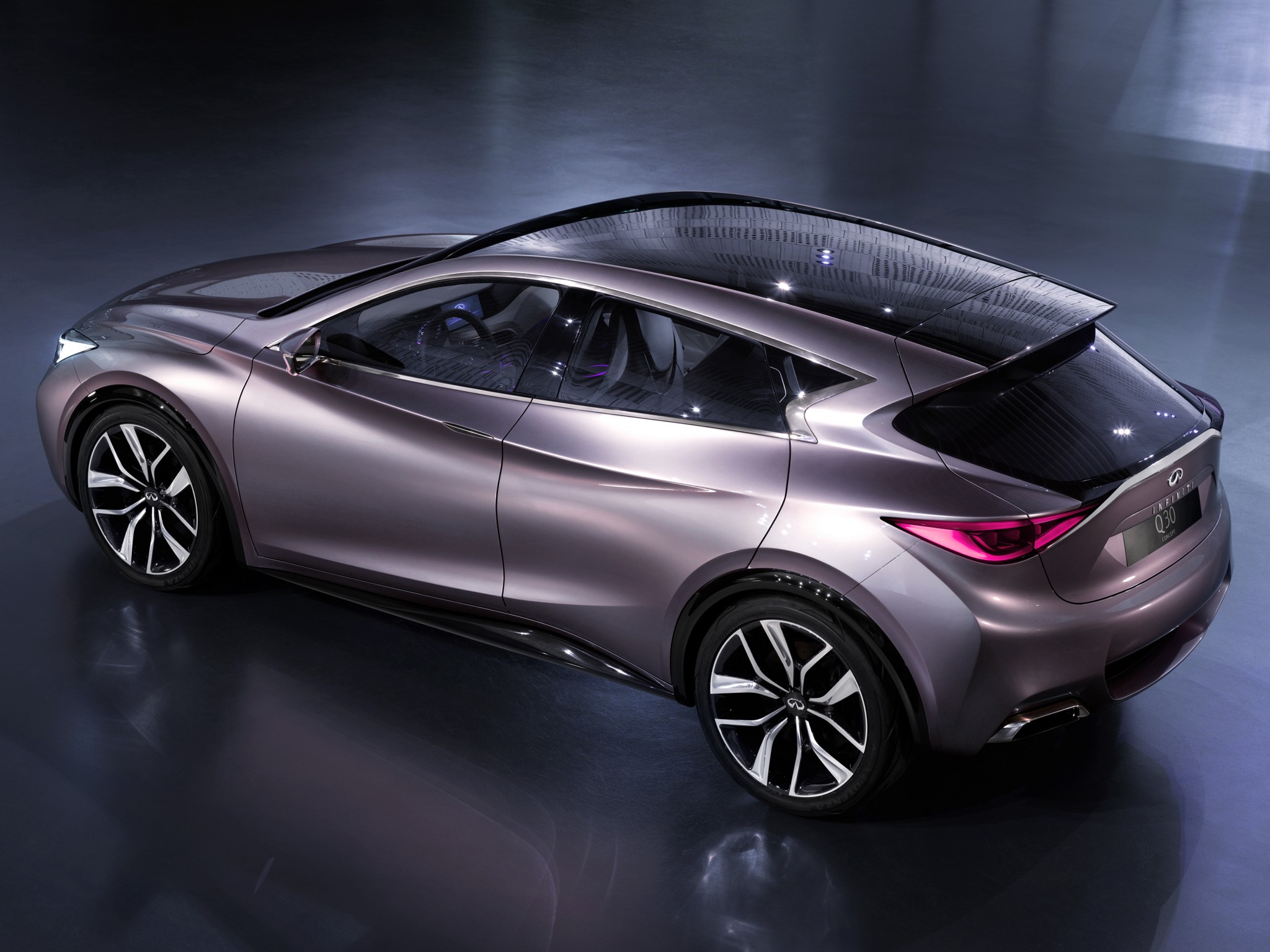 Officieel wordt de auto pas in september getoond op de IAA in Frankfurt, maar nu is er al een eerste afbeelding van Infinitis nieuwe hatchback, de Q30.