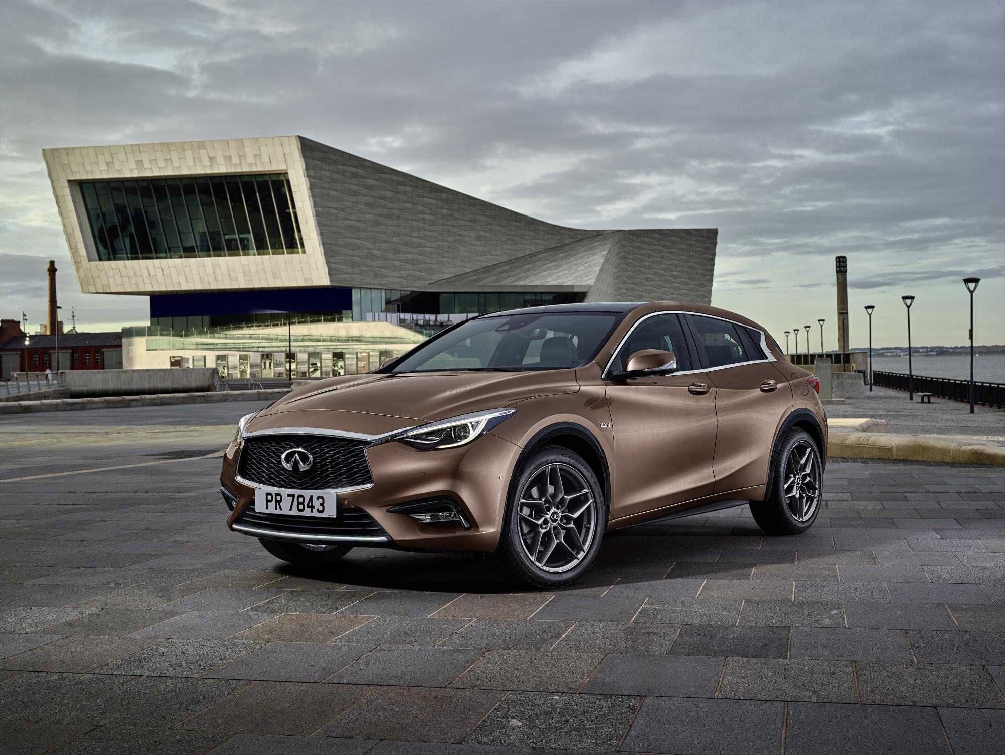 Officieel wordt de auto pas in september getoond op de IAA in Frankfurt, maar nu is er al een eerste afbeelding van Infinitis nieuwe hatchback, de Q30.