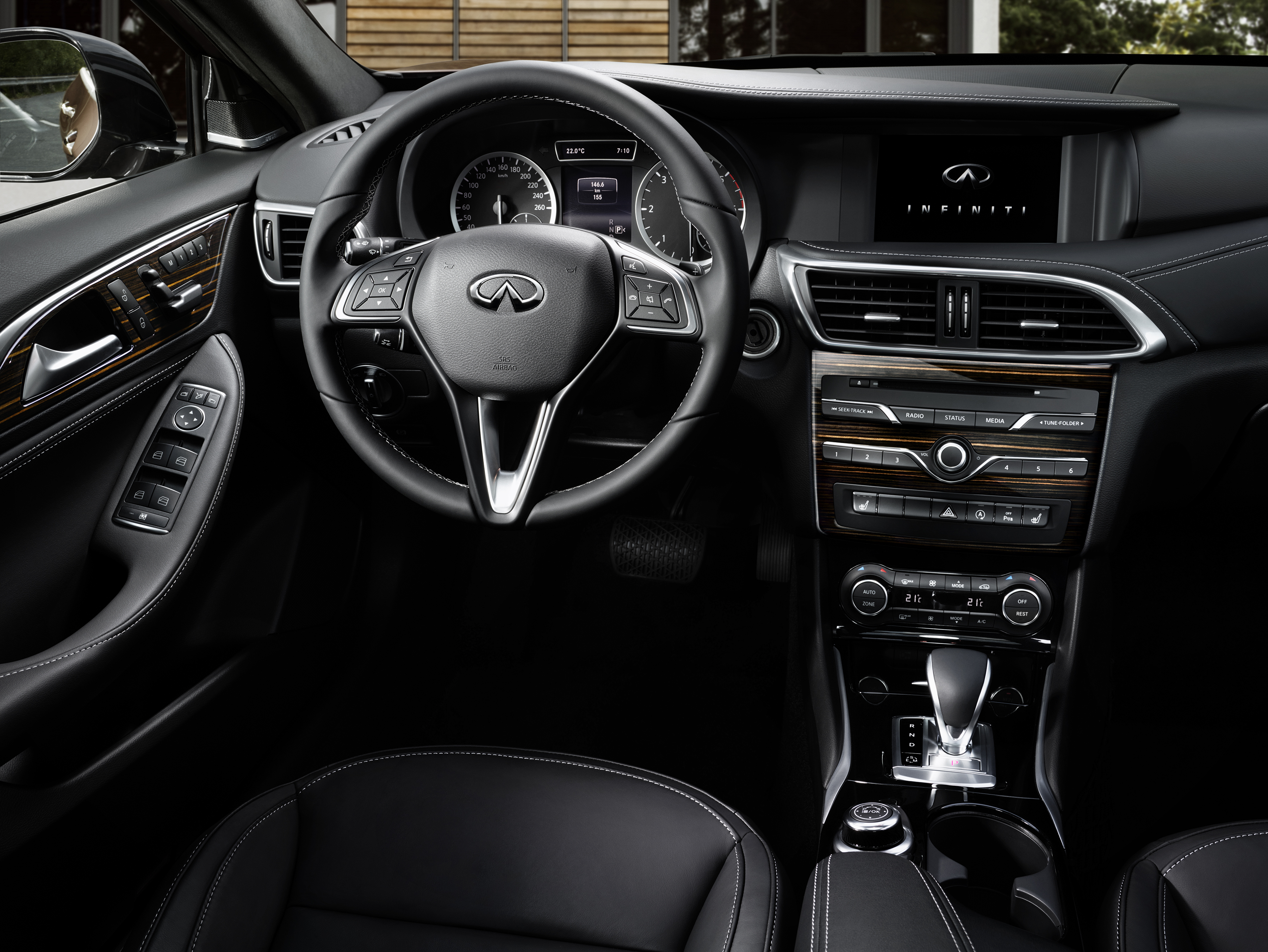 Officieel wordt de auto pas in september getoond op de IAA in Frankfurt, maar nu is er al een eerste afbeelding van Infinitis nieuwe hatchback, de Q30.