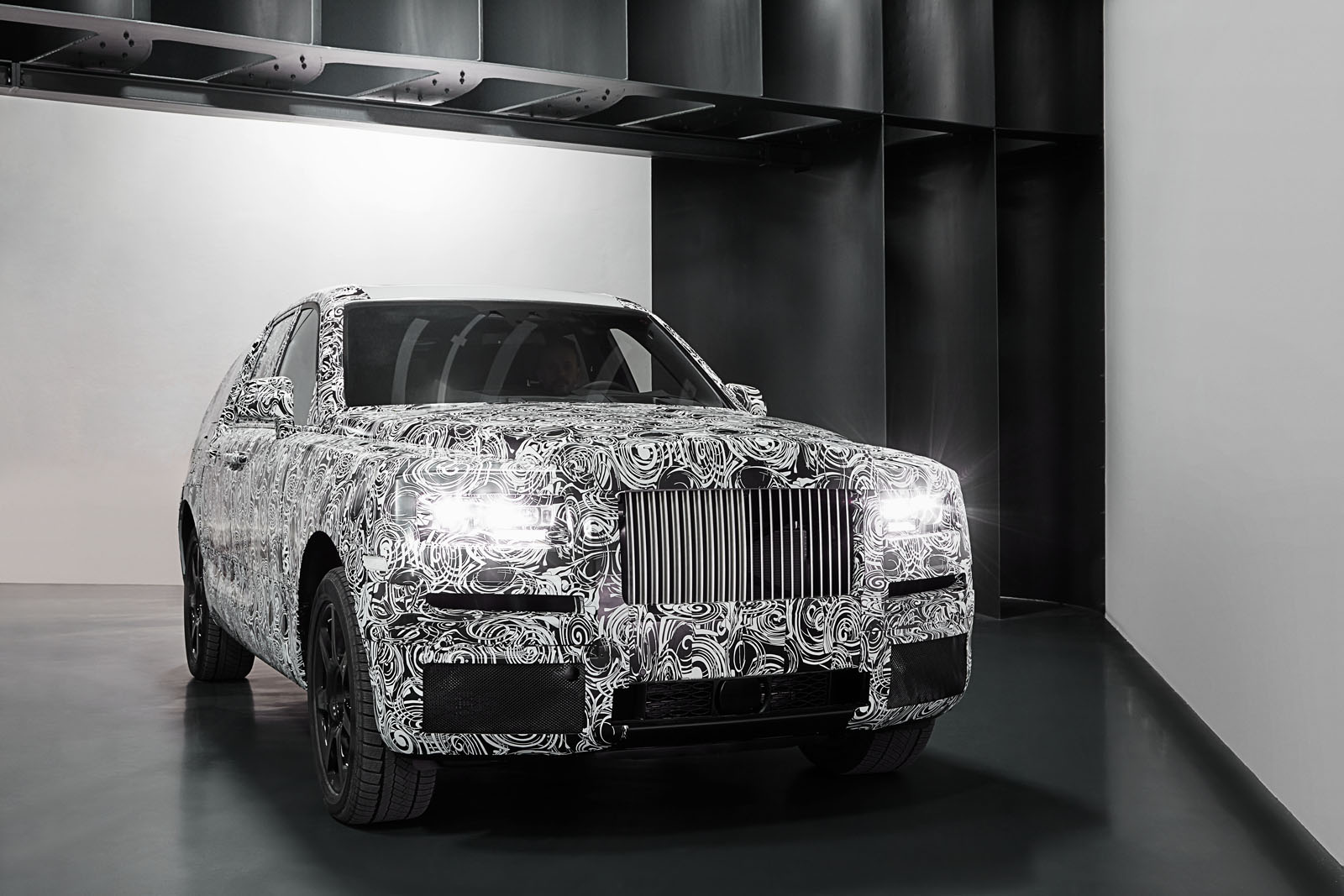 Onder de naam Project Cullinan werkt Rolls-Royce aan een SUV. Nu heeft het merk de eerste beelden van die auto naar buiten gebracht. Nog goed ingewikkeld met tape, maar we hebben een indruk.