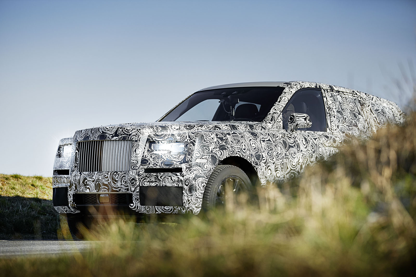 Onder de naam Project Cullinan werkt Rolls-Royce aan een SUV. Nu heeft het merk de eerste beelden van die auto naar buiten gebracht. Nog goed ingewikkeld met tape, maar we hebben een indruk.