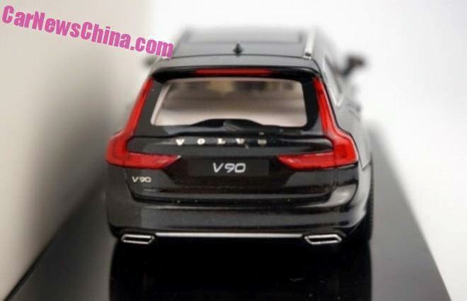 Eerste beelden van de nieuwe Volvo V90 op schaal. Ten opzichte van de V70 is de nieuwe Estate niet meer voorzien van een rechte achterzijde. Begin 2016 komt hij op de markt.