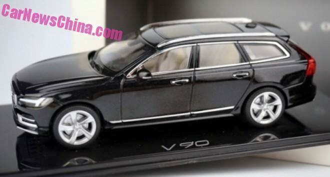 Eerste beelden van de nieuwe Volvo V90 op schaal. Ten opzichte van de V70 is de nieuwe Estate niet meer voorzien van een rechte achterzijde. Begin 2016 komt hij op de markt.
