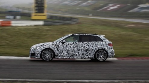 Audi heeft een select groepje journalisten laten proeven aan de nieuwe RS3 Sportback. Tijdens het event zijn er wat sappige details onthuld van de sportieveling. Zo schopt de vijfpitter het tot 360 pk