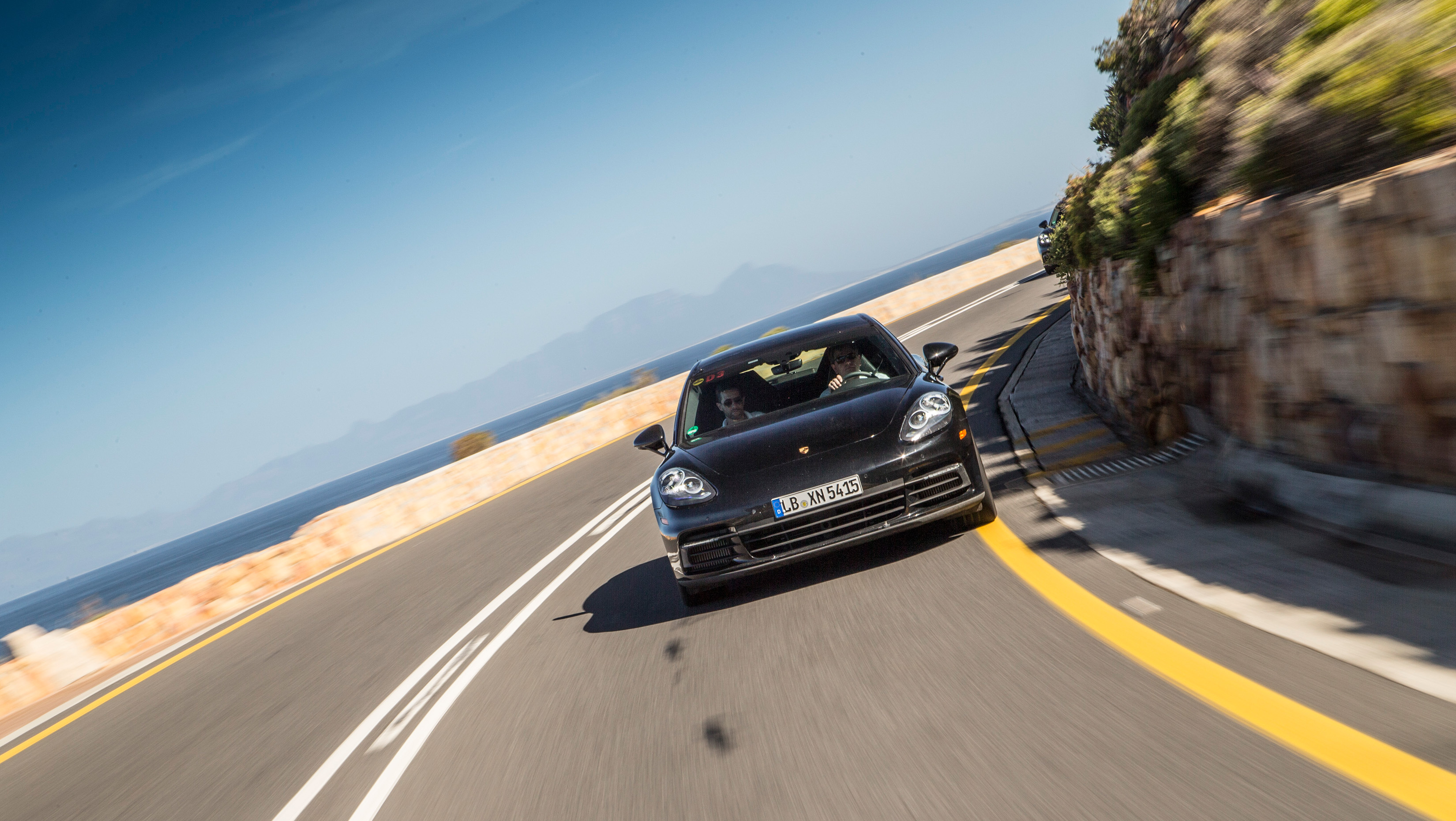 Teaser foto nieuwe Porsche Panamera toont achterzijde van de limousine. Op 28 juni onthult Porsche de tweede generatie Panamera in Berlijn.
