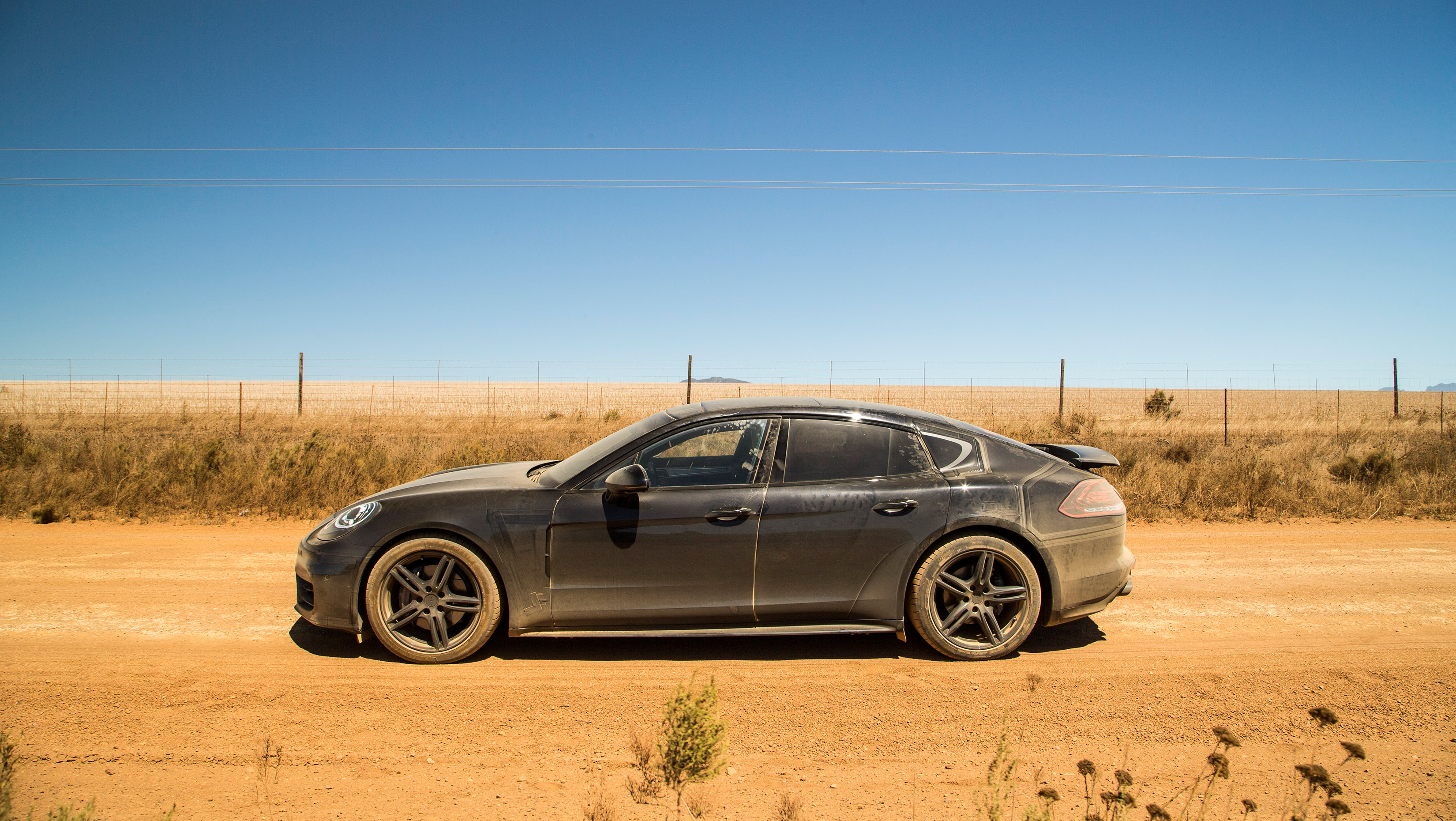 Teaser foto nieuwe Porsche Panamera toont achterzijde van de limousine. Op 28 juni onthult Porsche de tweede generatie Panamera in Berlijn.