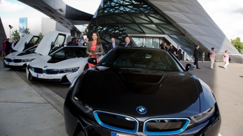 BMW i8 voor het eerst aan klanten uitgeleverd. Ceremonie bij BMW Welt in Munchen.