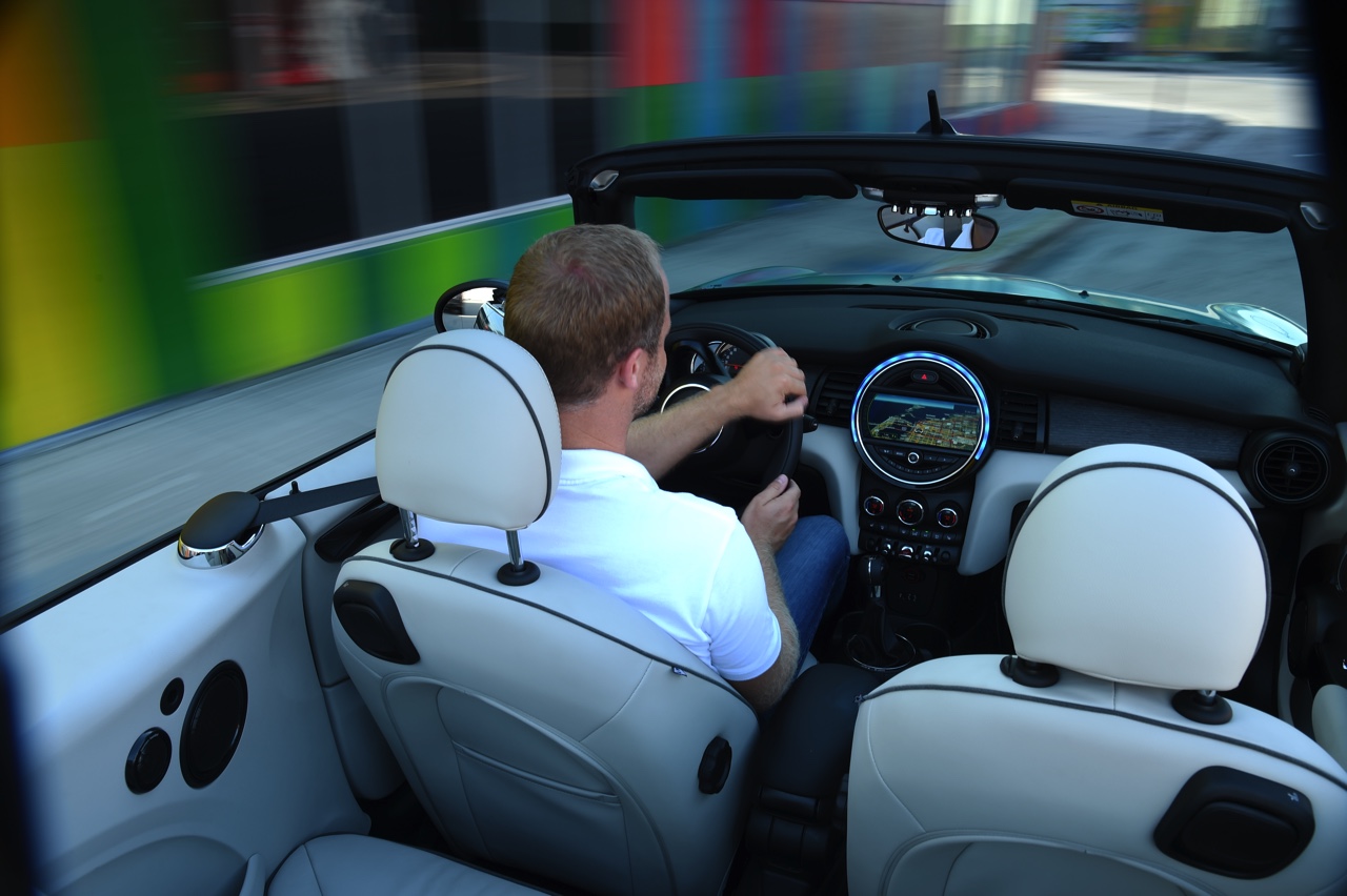 Mini viert de start van de nieuwe Mini Cabrio met de introductie van de First Born Edition.