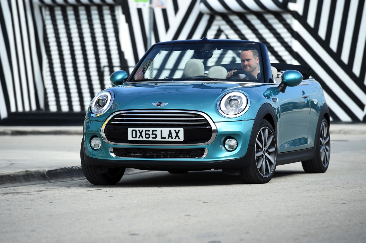 Mini viert de start van de nieuwe Mini Cabrio met de introductie van de First Born Edition.
