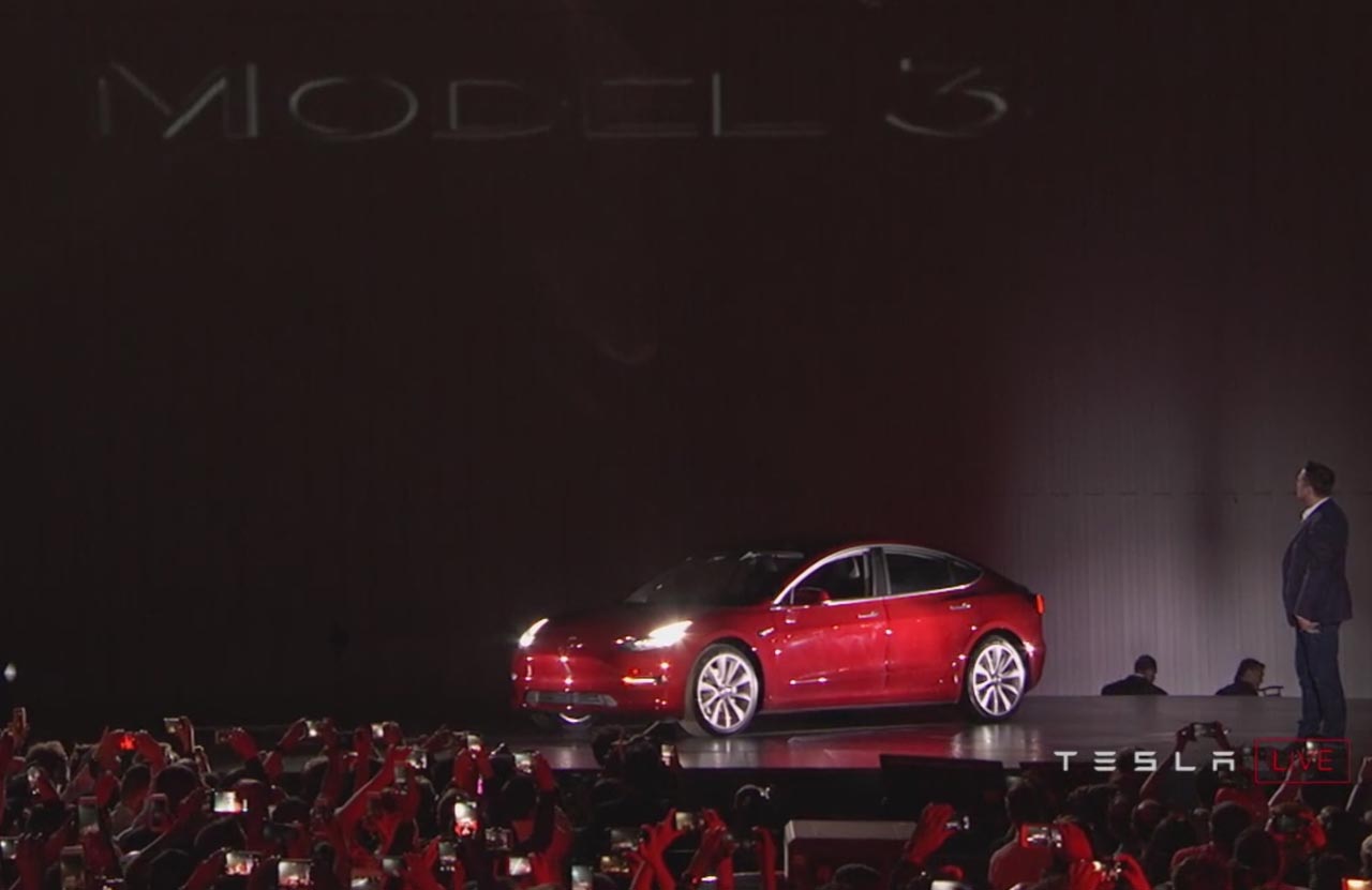 Tesla heeft op grootse wijze de eerste 30 exemplaren van de Model 3 afgeleverd aan de eerste klanten. Velen zullen volgen.
